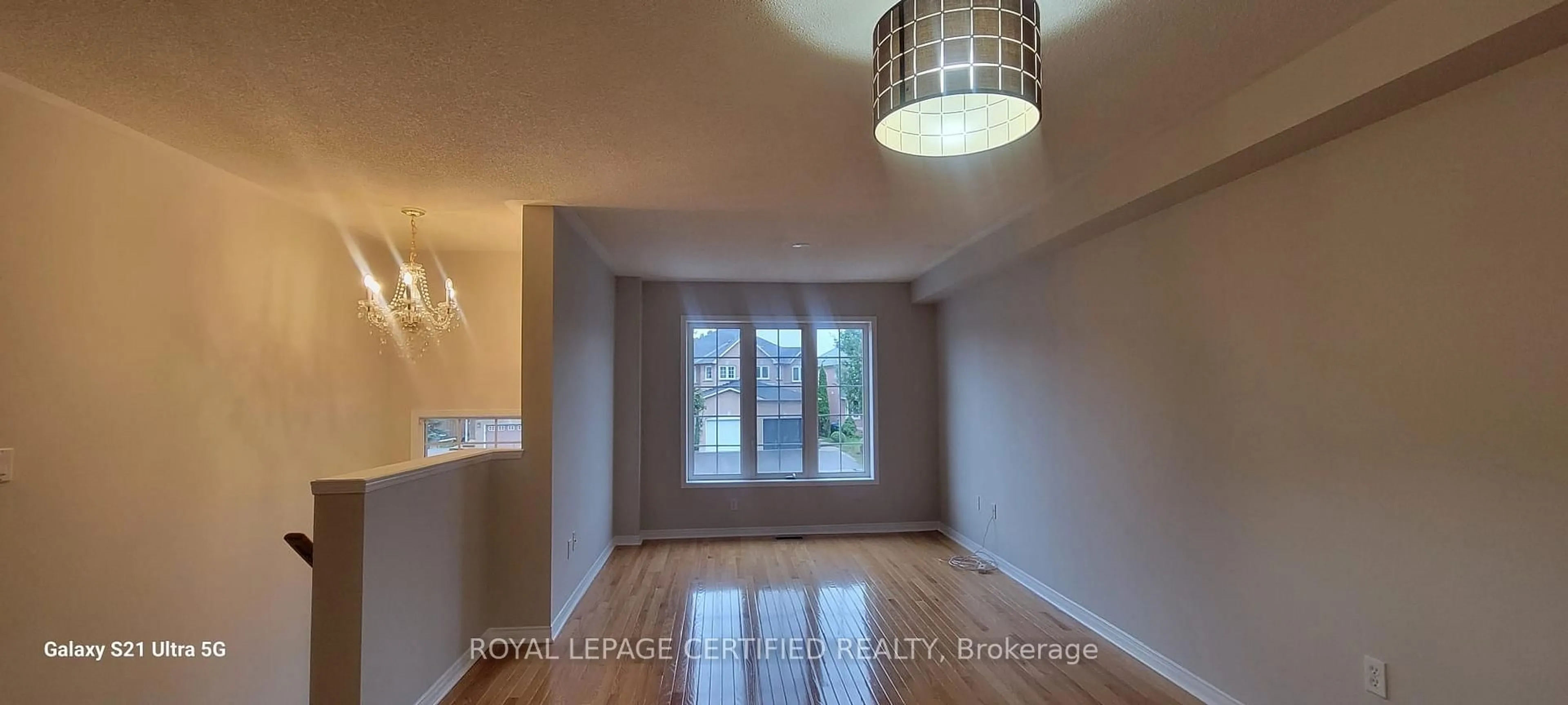 A pic of a room for 876 Scollard Crt, Mississauga Ontario L5V 2R5