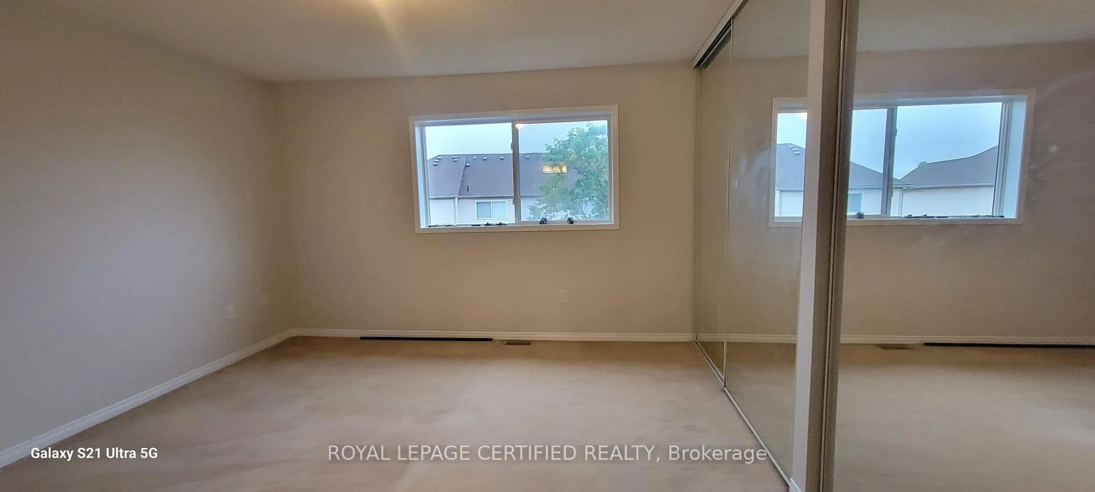 A pic of a room for 876 Scollard Crt, Mississauga Ontario L5V 2R5