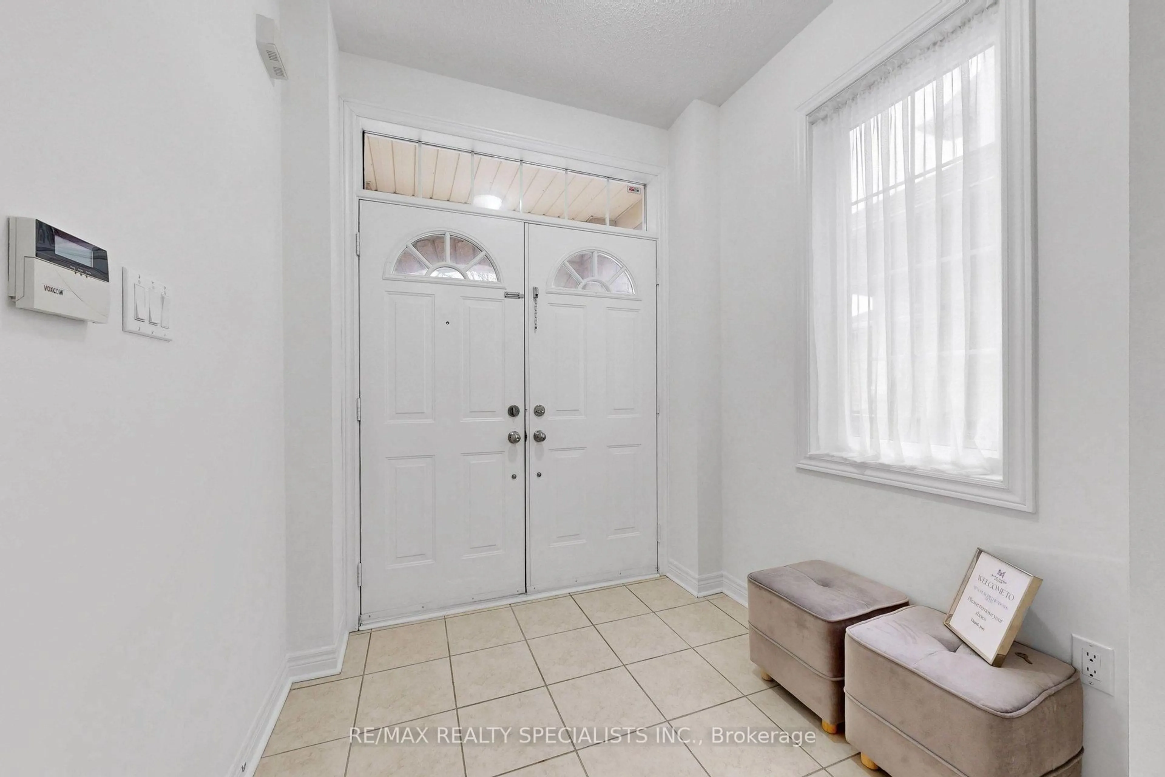 Indoor entryway for 5173 Churchill Meadows Blvd, Mississauga Ontario L5M 8B7
