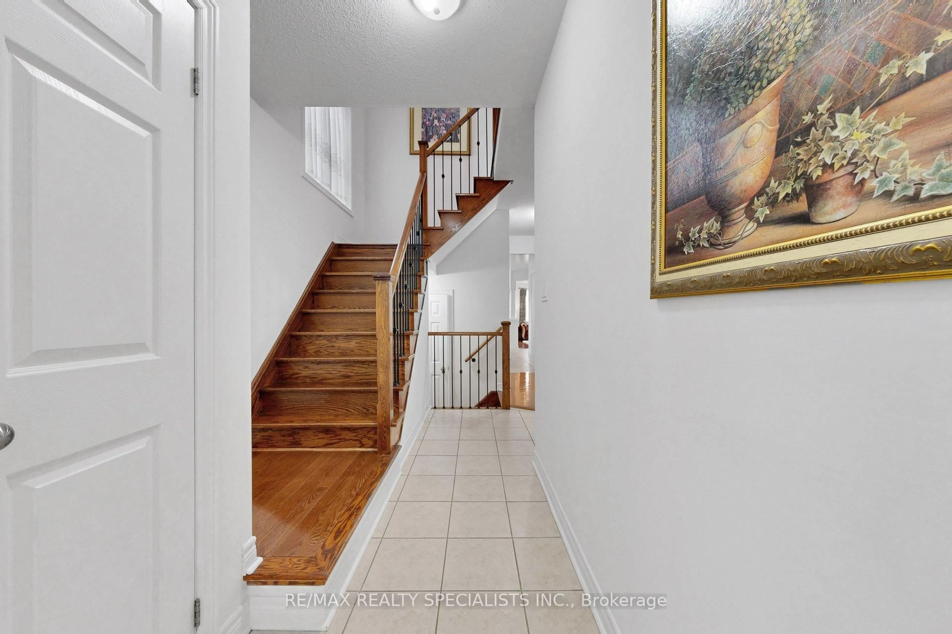 Indoor foyer for 5173 Churchill Meadows Blvd, Mississauga Ontario L5M 8B7