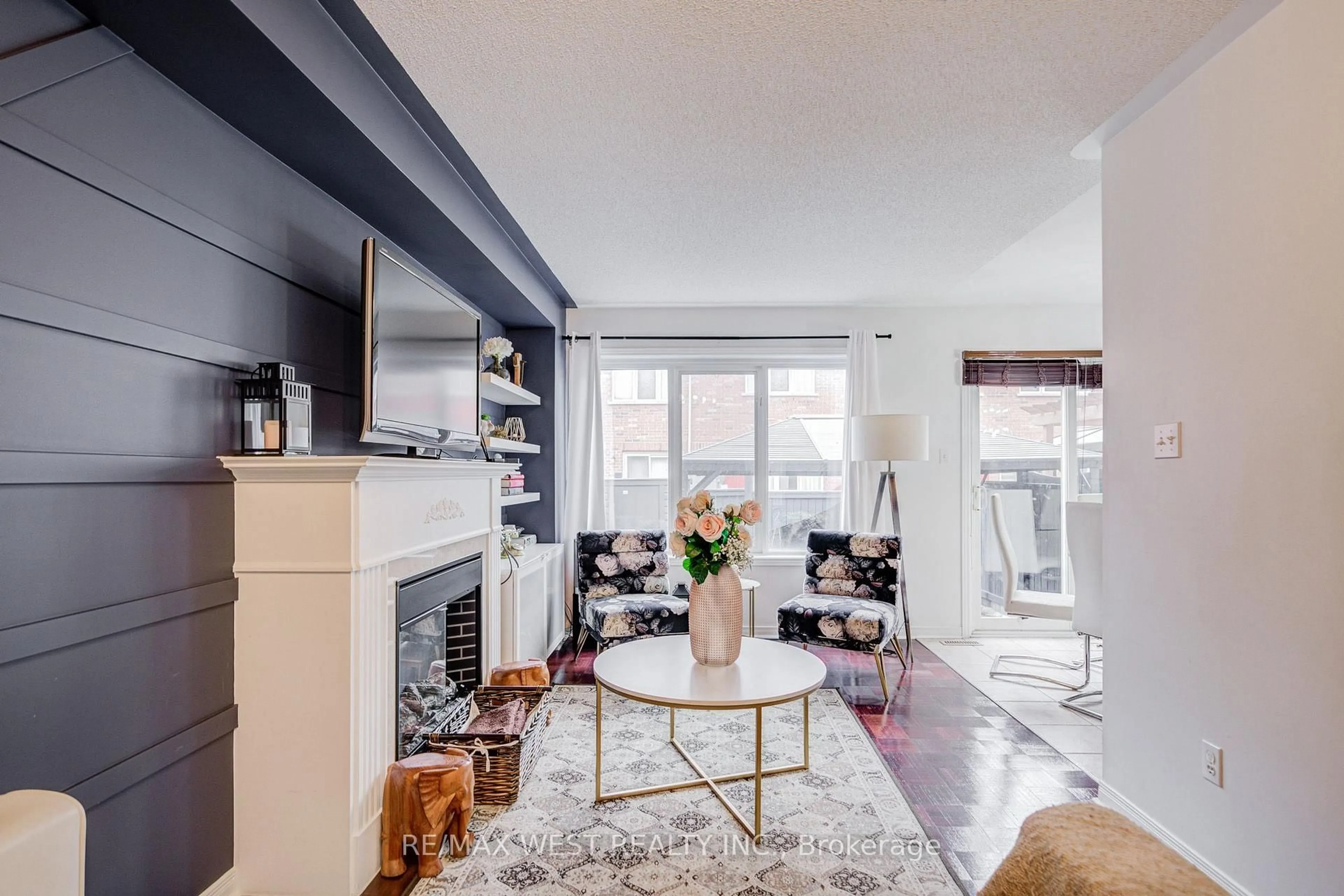 Living room with furniture, unknown for 41 Lacebark Crt, Brampton Ontario L6R 3M7