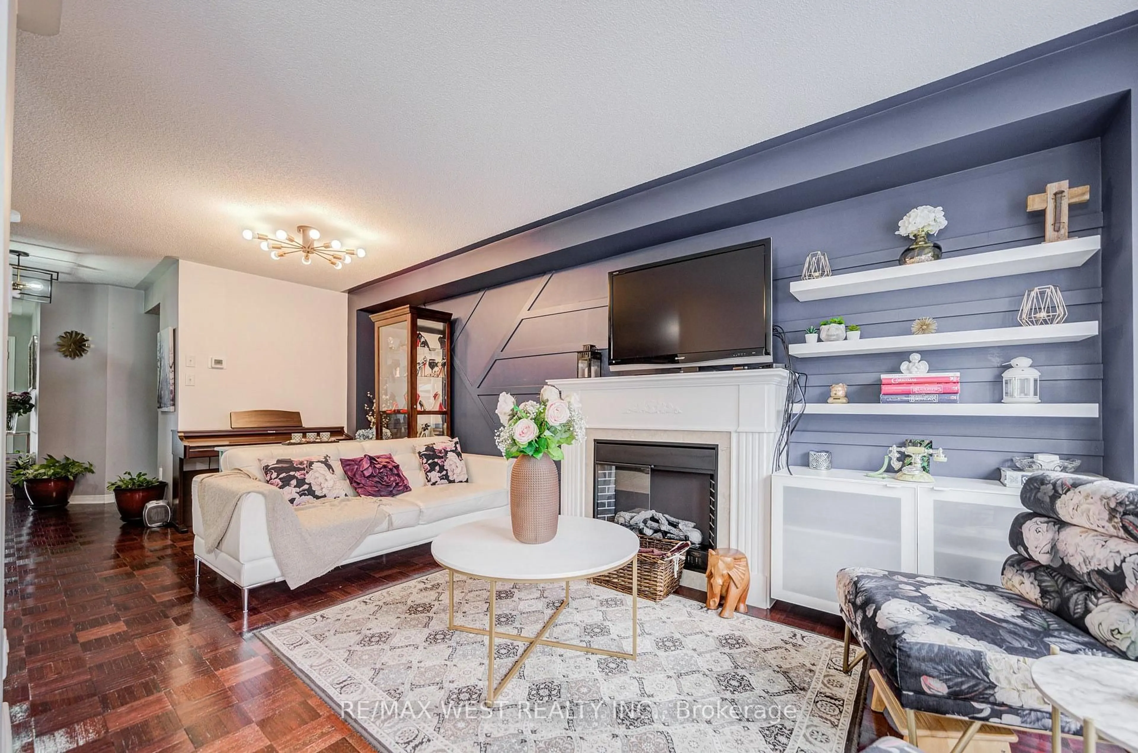 Living room with furniture, unknown for 41 Lacebark Crt, Brampton Ontario L6R 3M7