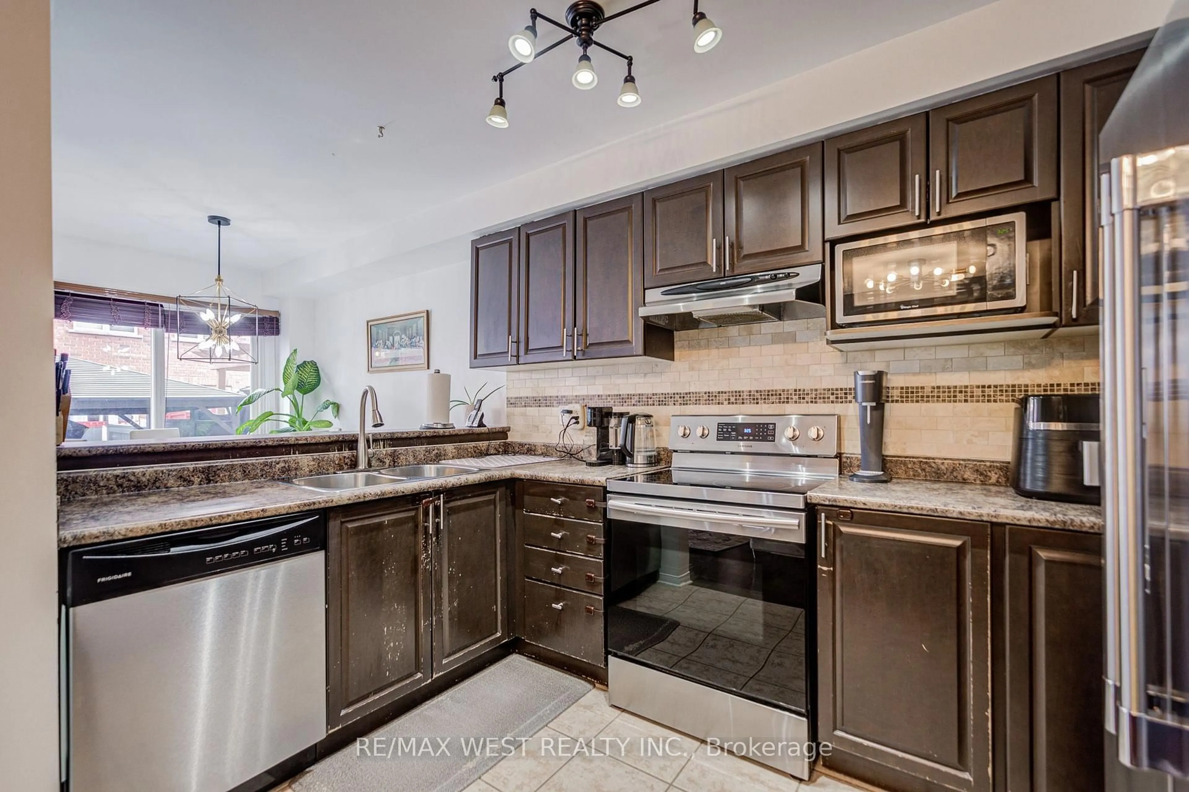 Open concept kitchen, ceramic/tile floor for 41 Lacebark Crt, Brampton Ontario L6R 3M7