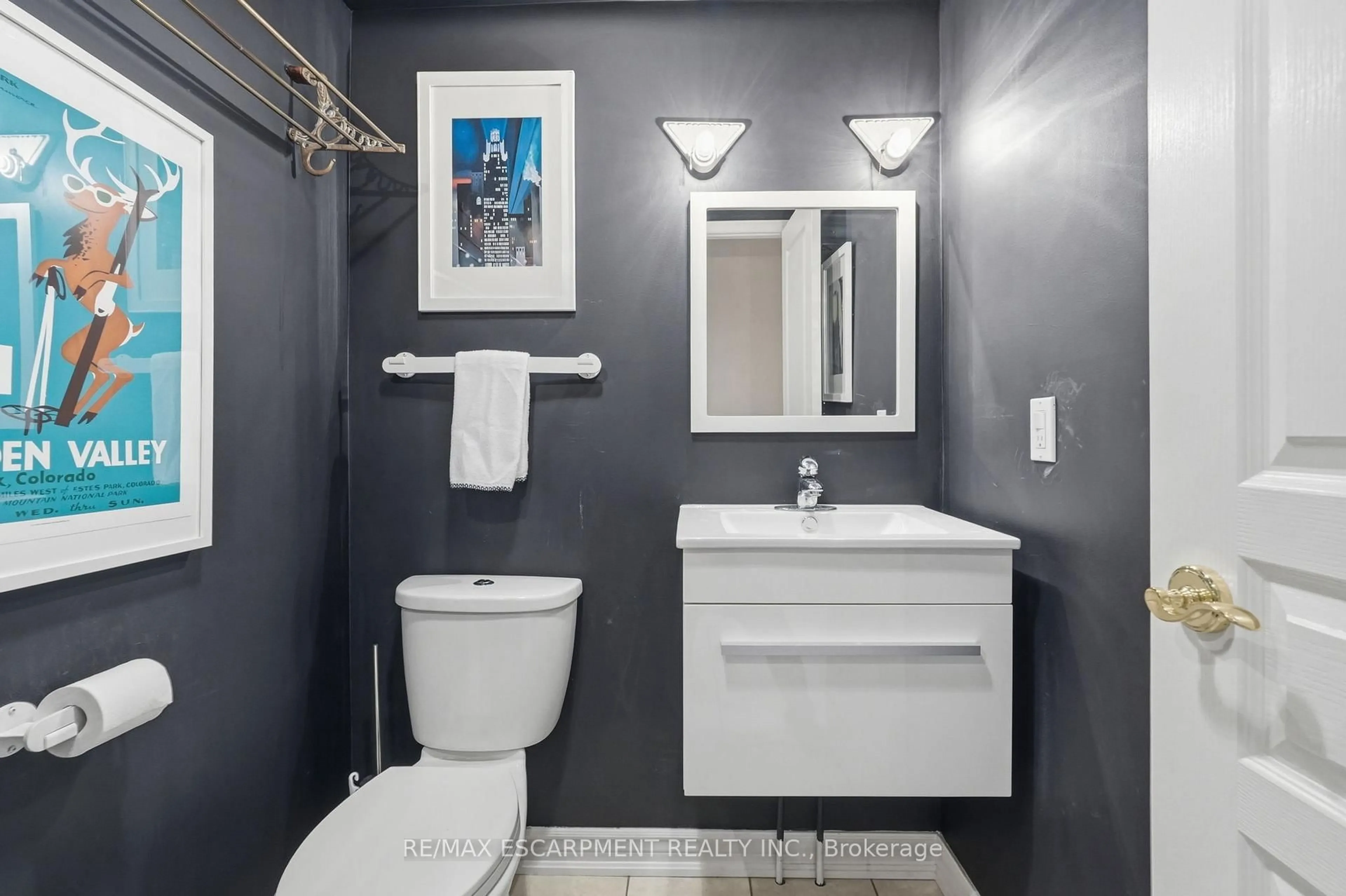 Standard bathroom, ceramic/tile floor for 1228 Kirstie Crt #45, Oakville Ontario L6H 5C4