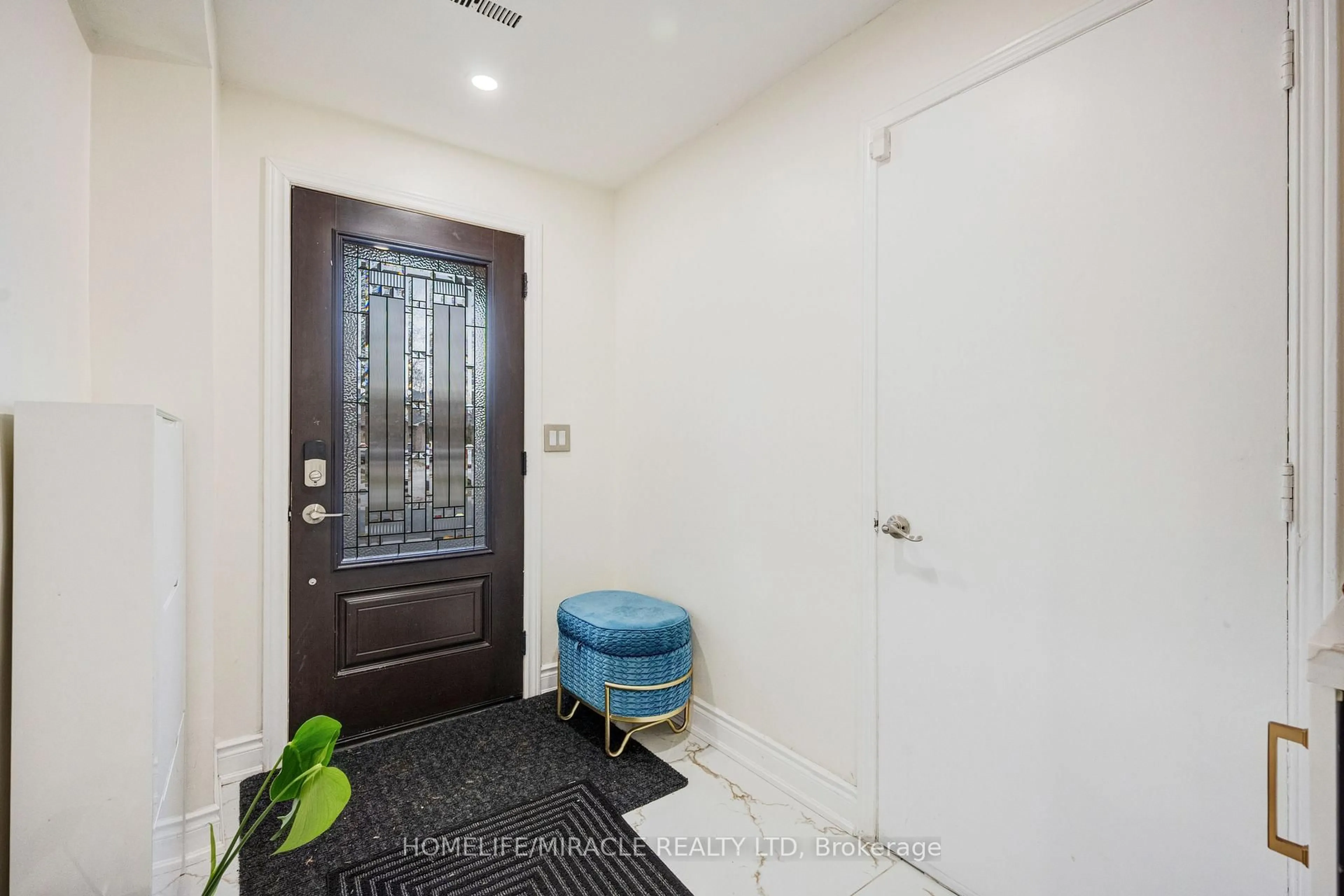 Indoor entryway for 204 Sheraton Crt, Oakville Ontario L6L 5N3