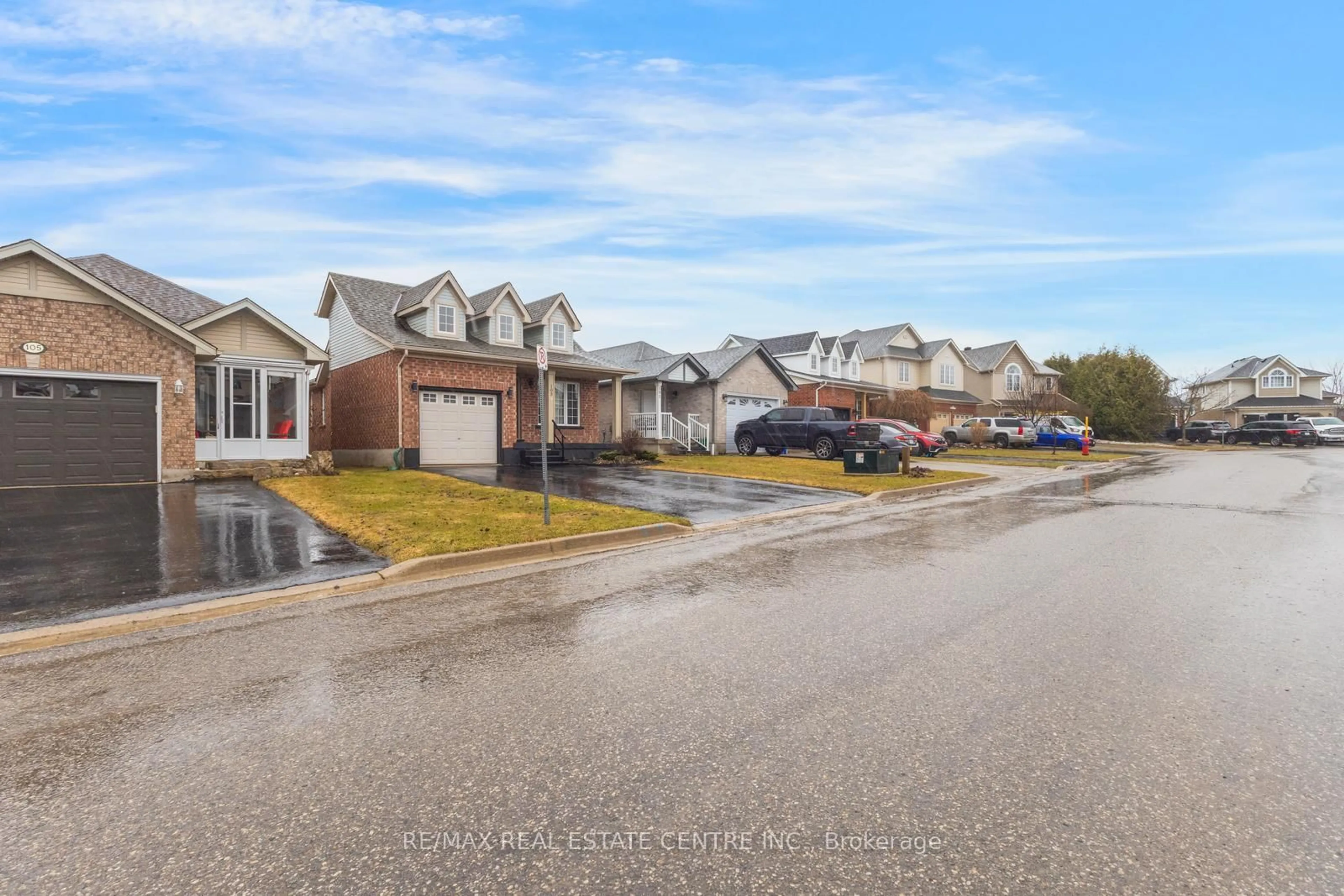 A pic from outside/outdoor area/front of a property/back of a property/a pic from drone, street for 103 Biscayne Cres, Orangeville Ontario L9W 5E5