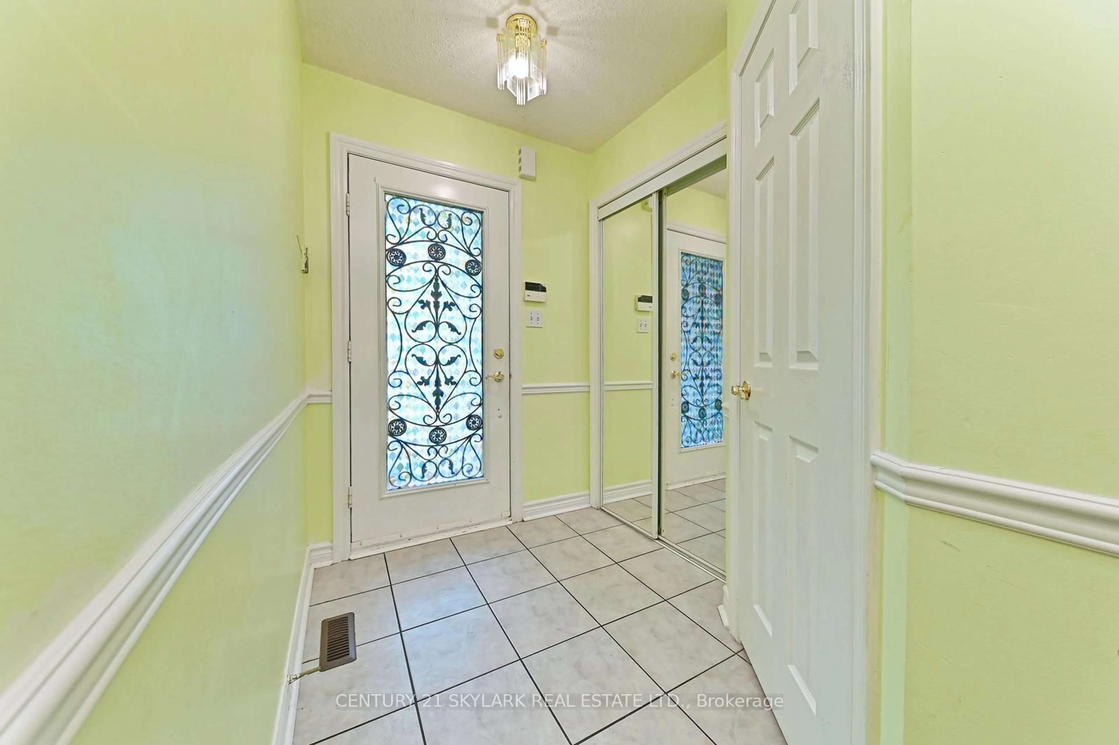 Indoor entryway for 31 Todmorden Dr, Brampton Ontario L7A 1M7