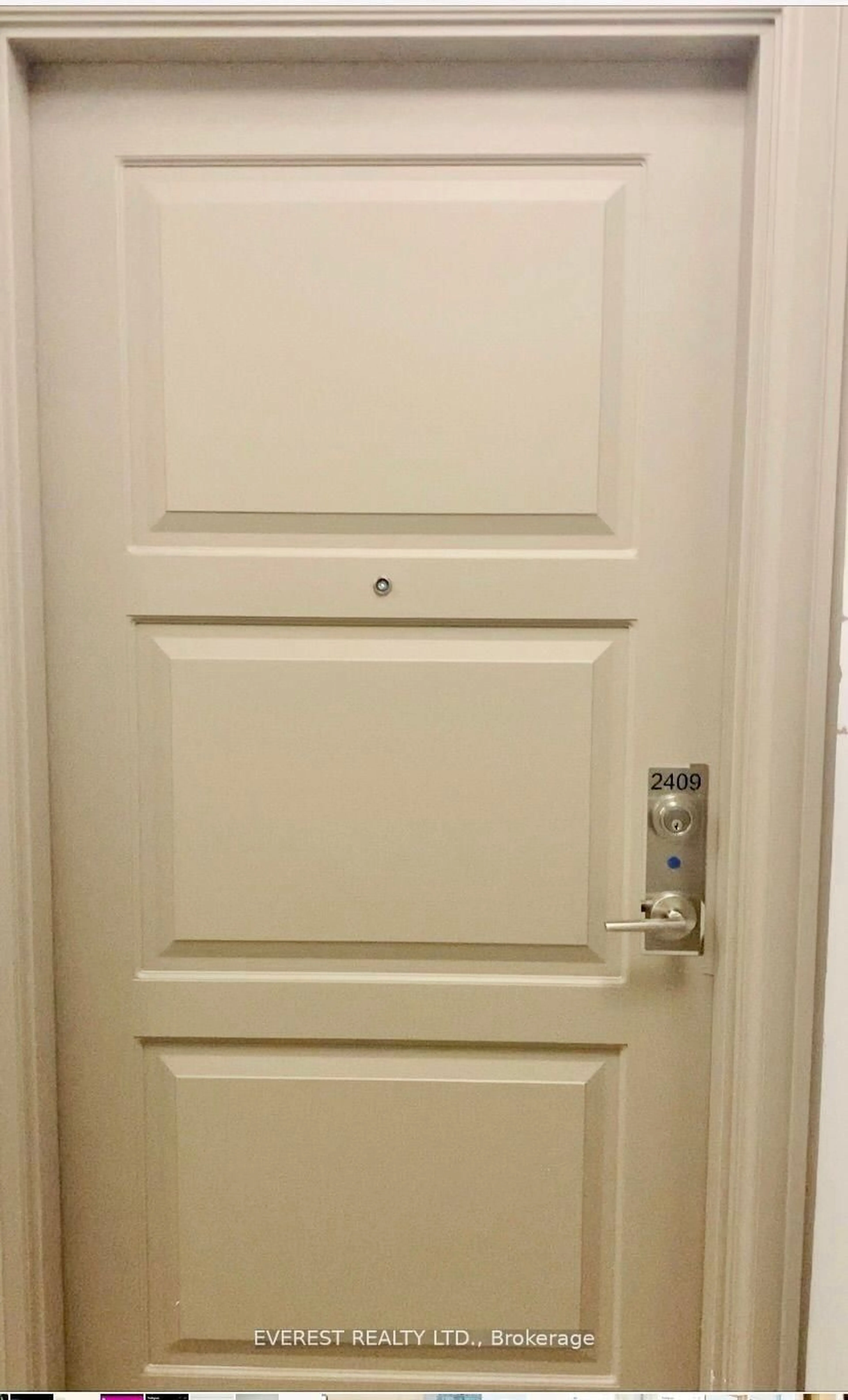 Indoor entryway for 36 Elm Dr #2409, Mississauga Ontario L5B 0N3