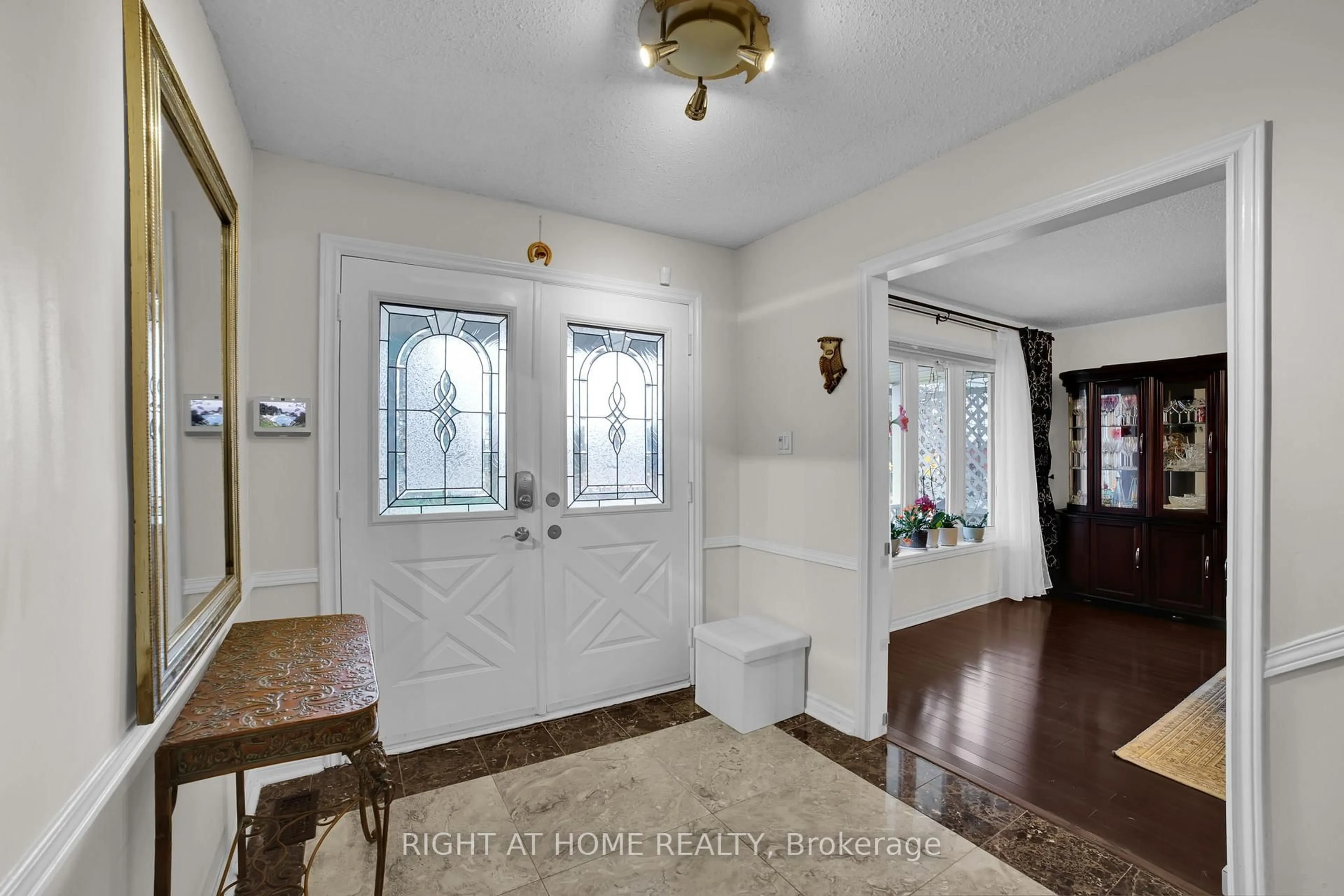 Indoor entryway for 2298 Cavendish Dr, Burlington Ontario L7P 3L7