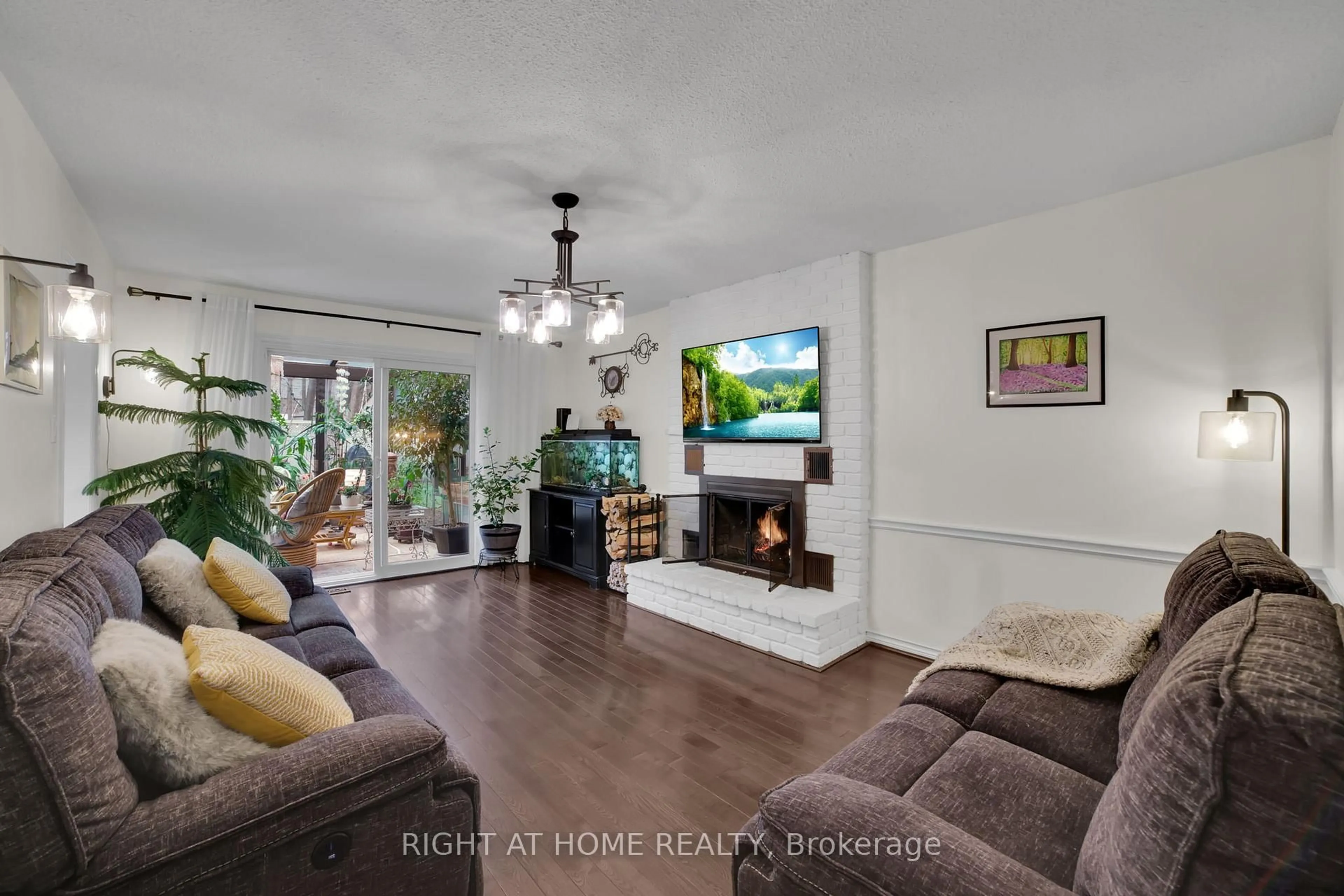 Living room with furniture, unknown for 2298 Cavendish Dr, Burlington Ontario L7P 3L7