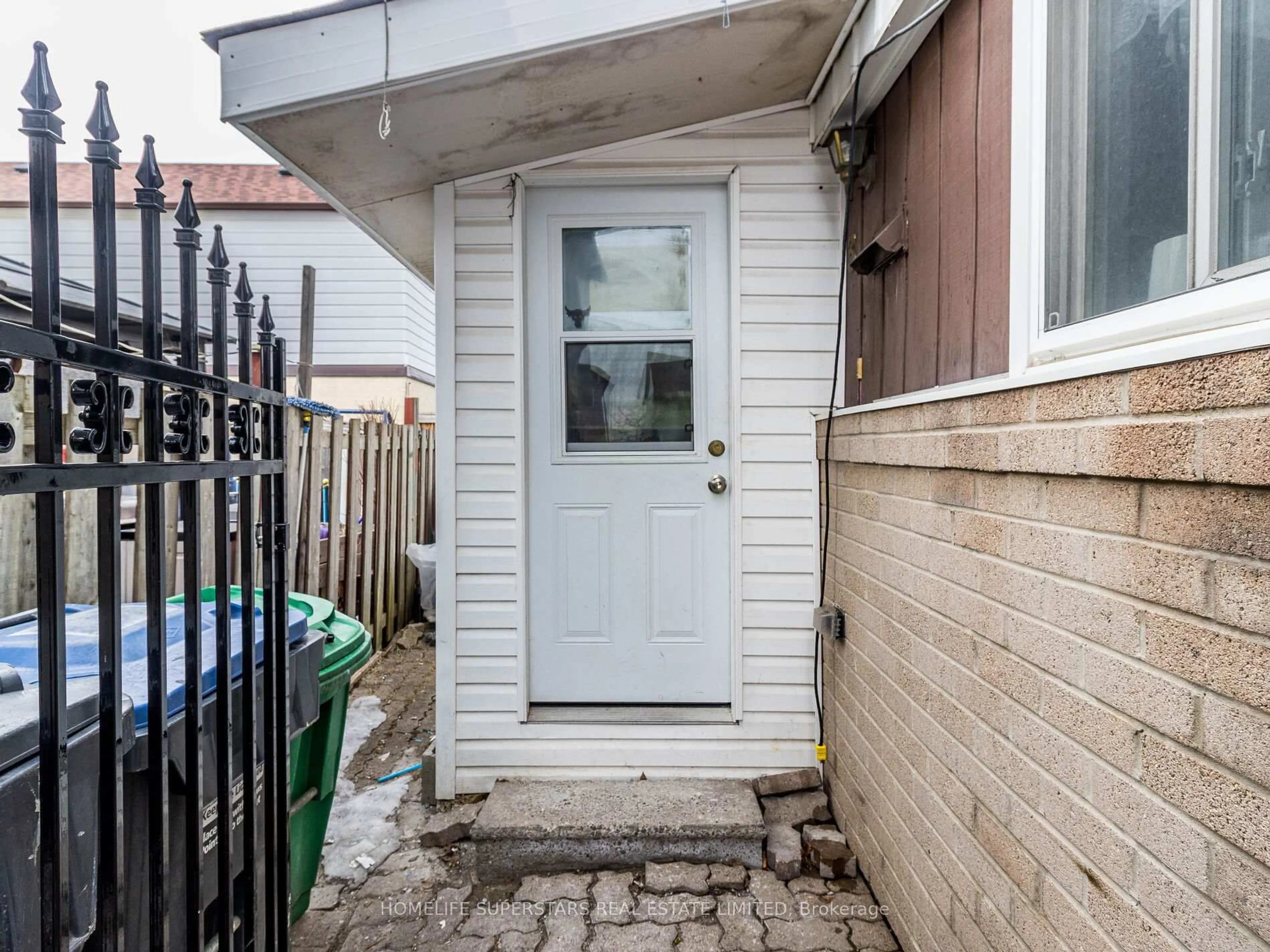 Indoor entryway for 3 Haley Crt, Brampton Ontario L6S 1N6