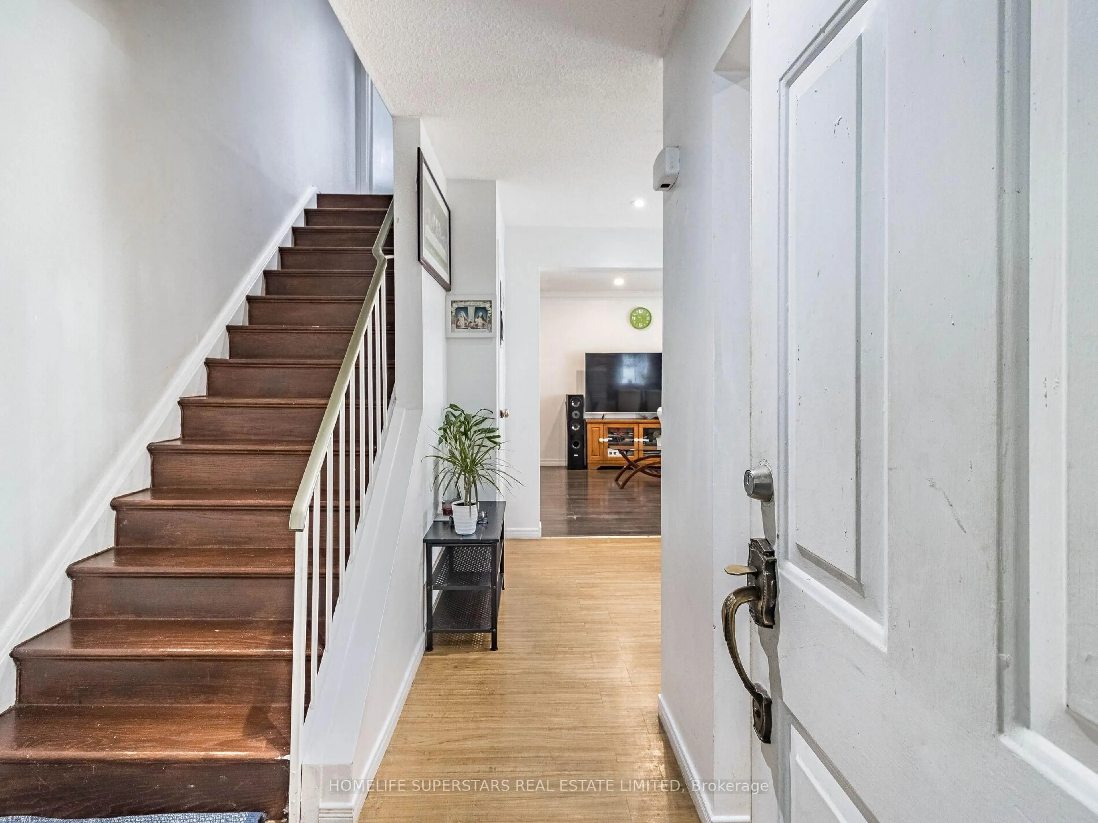 Indoor entryway for 3 Haley Crt, Brampton Ontario L6S 1N6