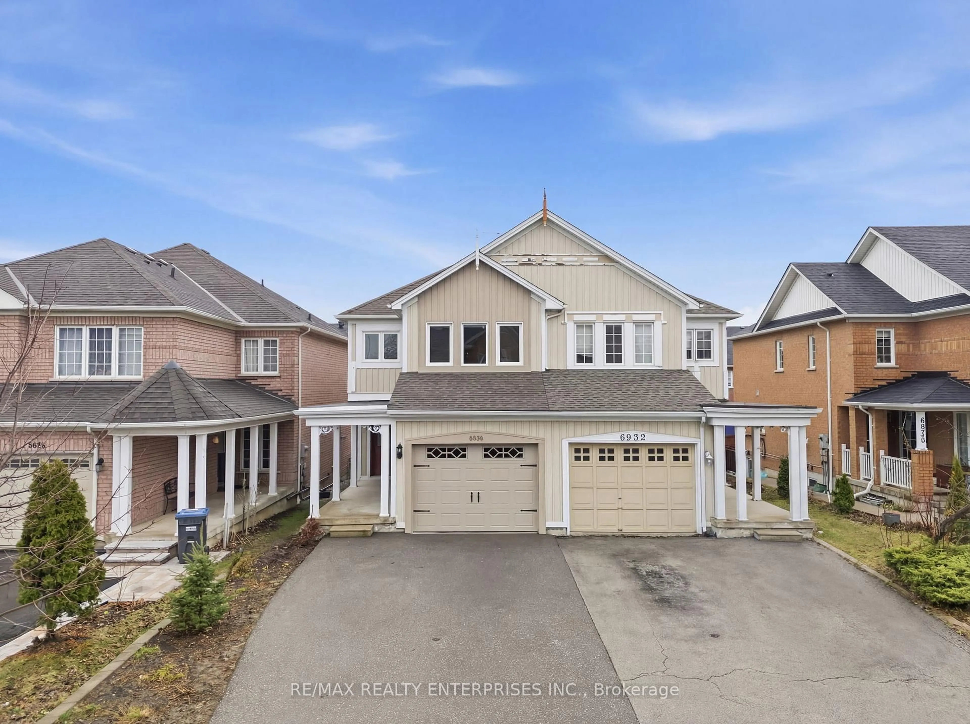 A pic from outside/outdoor area/front of a property/back of a property/a pic from drone, street for 6930 Elliott Parliament St, Mississauga Ontario L5W 1B5