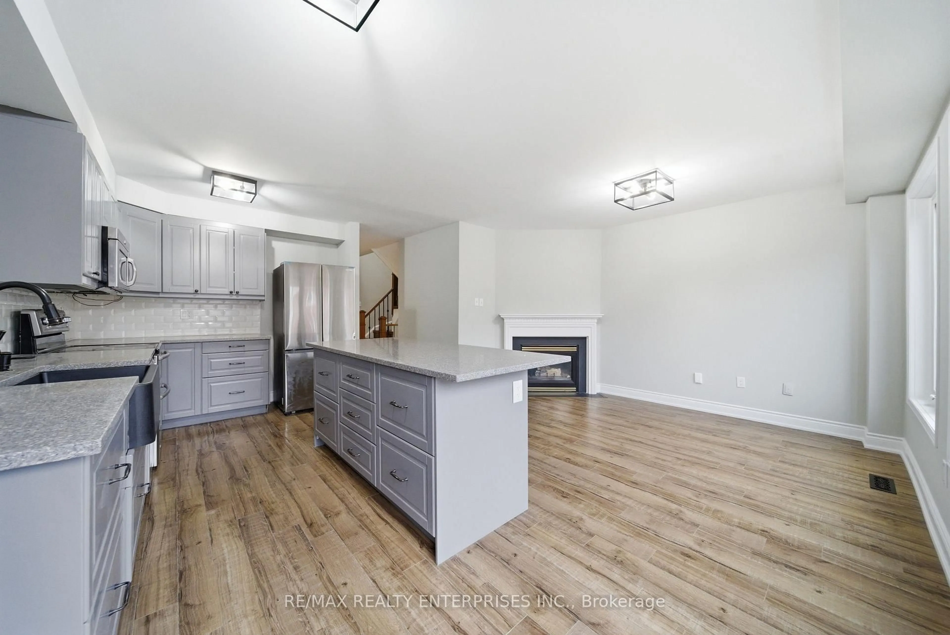 Open concept kitchen, wood/laminate floor for 6930 Elliott Parliament St, Mississauga Ontario L5W 1B5
