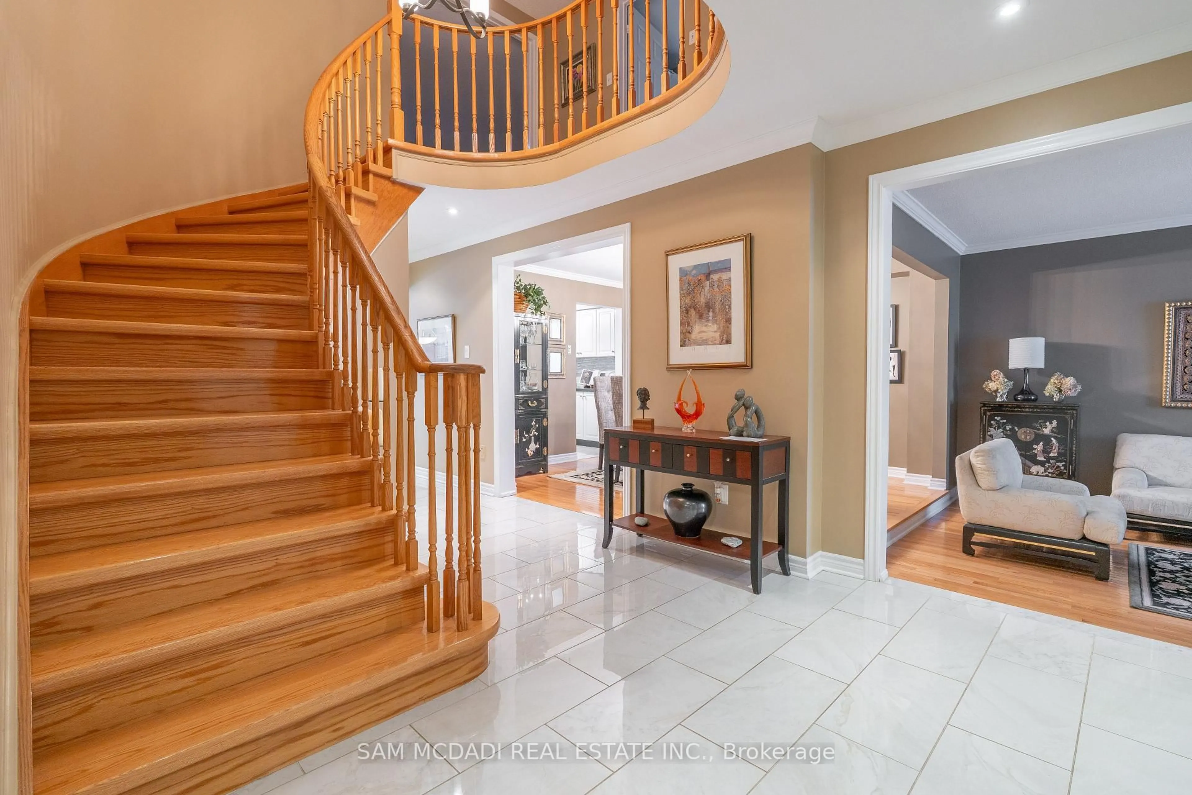 Indoor foyer for 69 Parkside Dr, Brampton Ontario L6Y 3A1