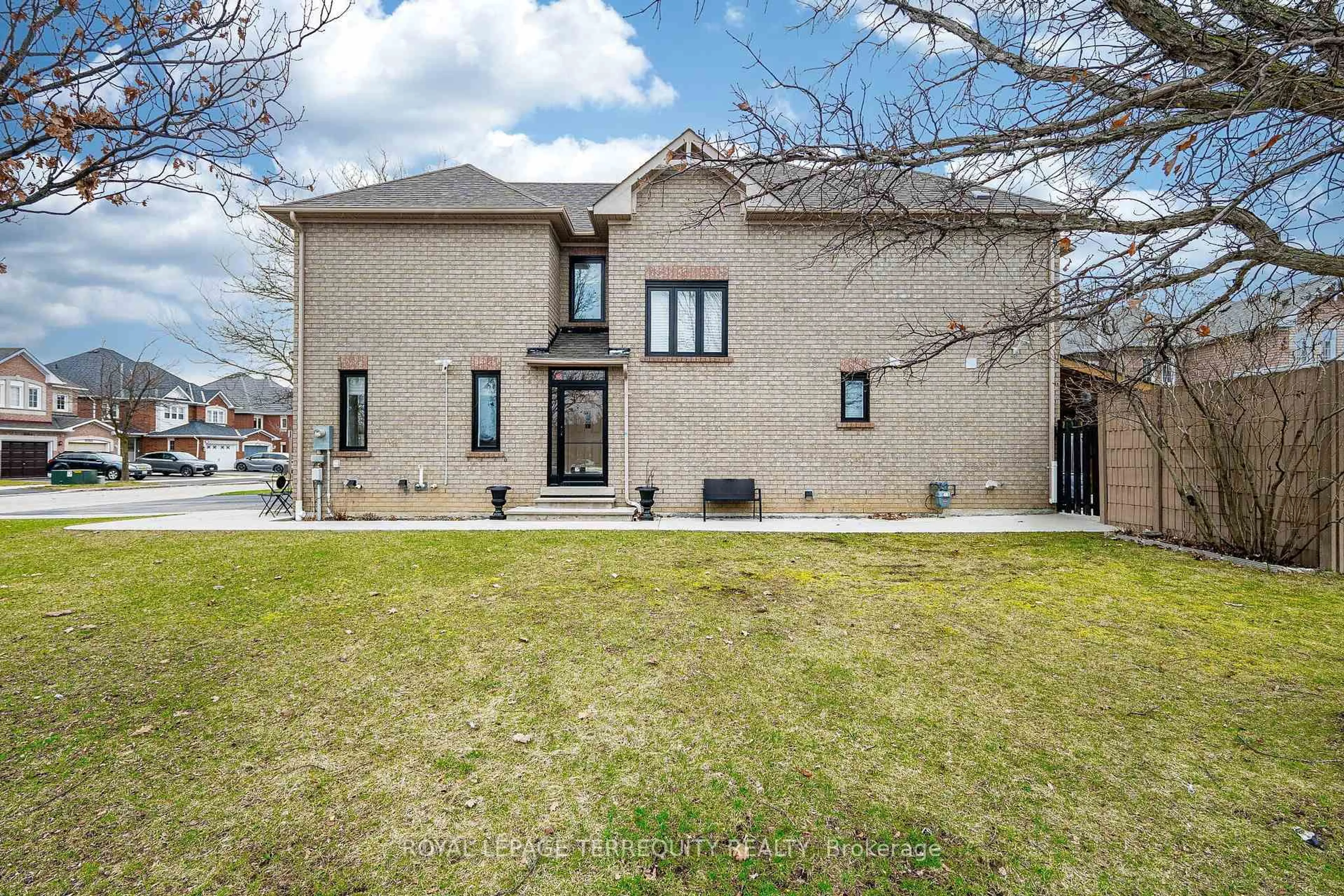 Home with brick exterior material, street for 6039 Castlegrove Crt, Mississauga Ontario L5N 7A8