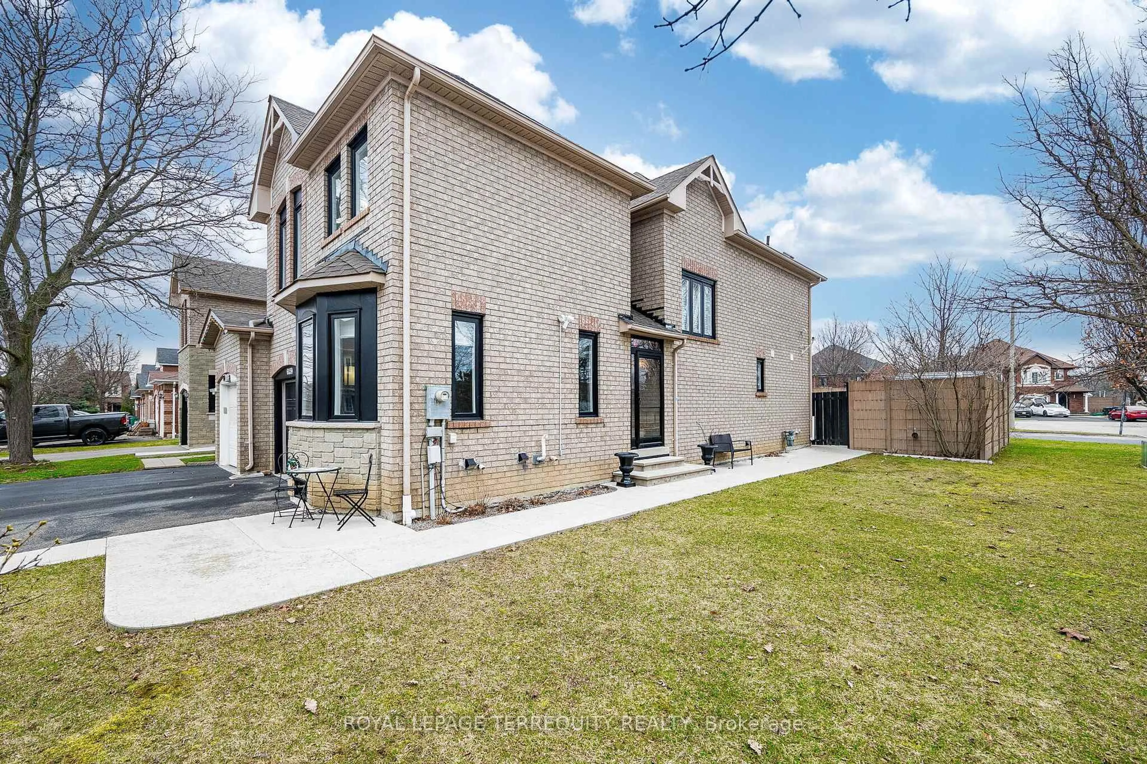 Home with brick exterior material, street for 6039 Castlegrove Crt, Mississauga Ontario L5N 7A8