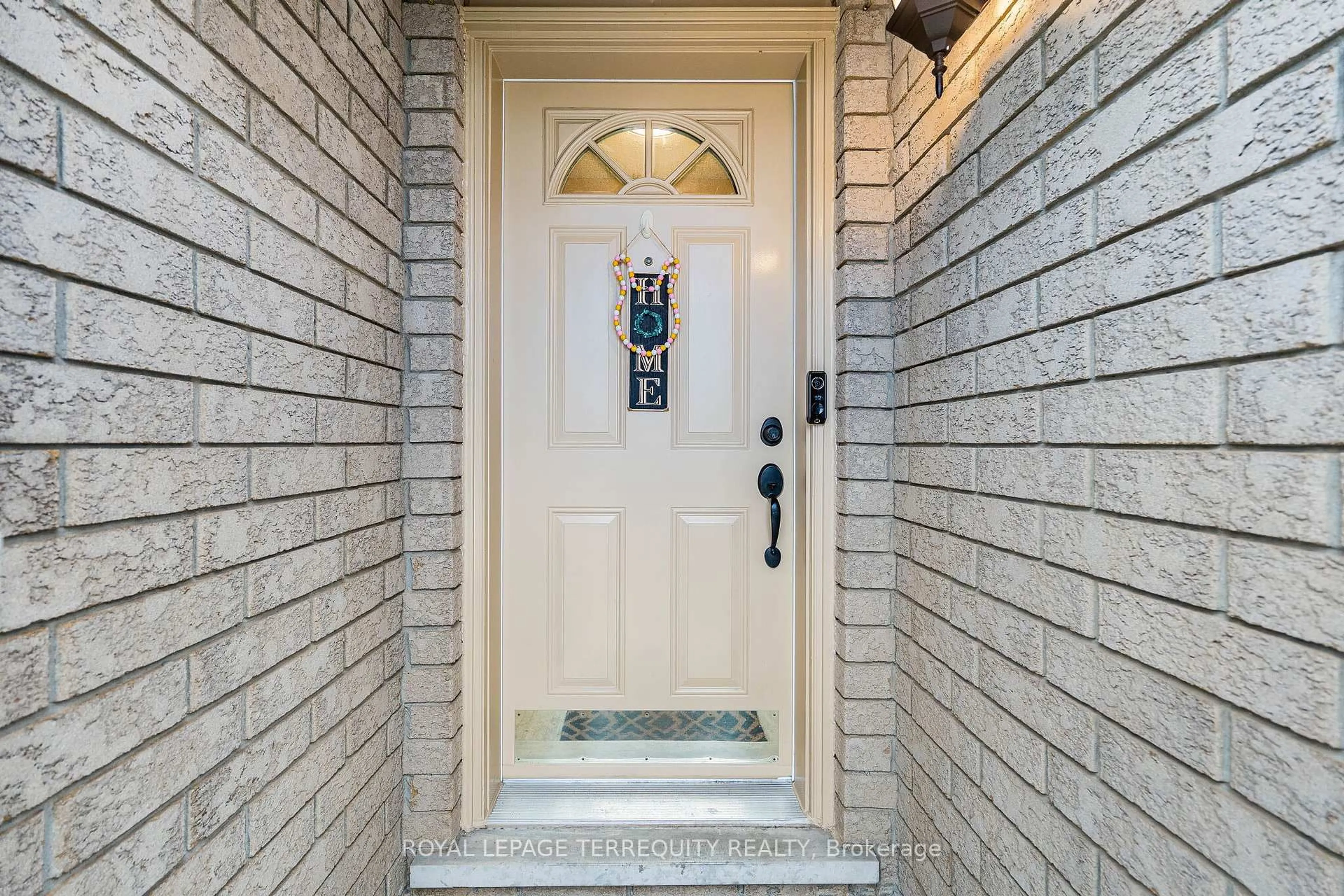 Indoor entryway for 6039 Castlegrove Crt, Mississauga Ontario L5N 7A8