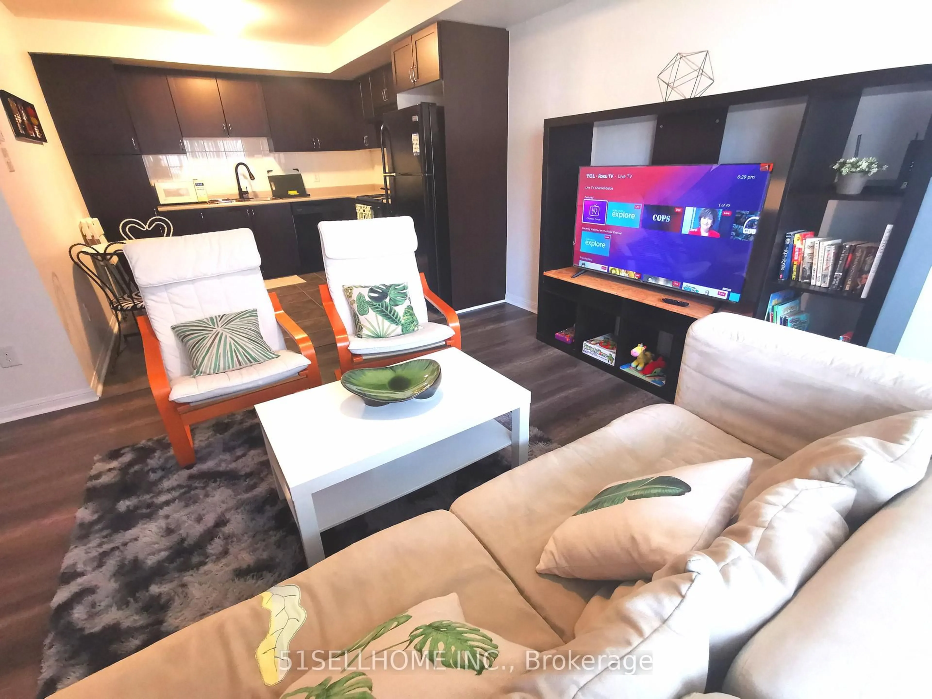 Living room with furniture, wood/laminate floor for 2891 Rio Crt #97, Mississauga Ontario L5M 0S3