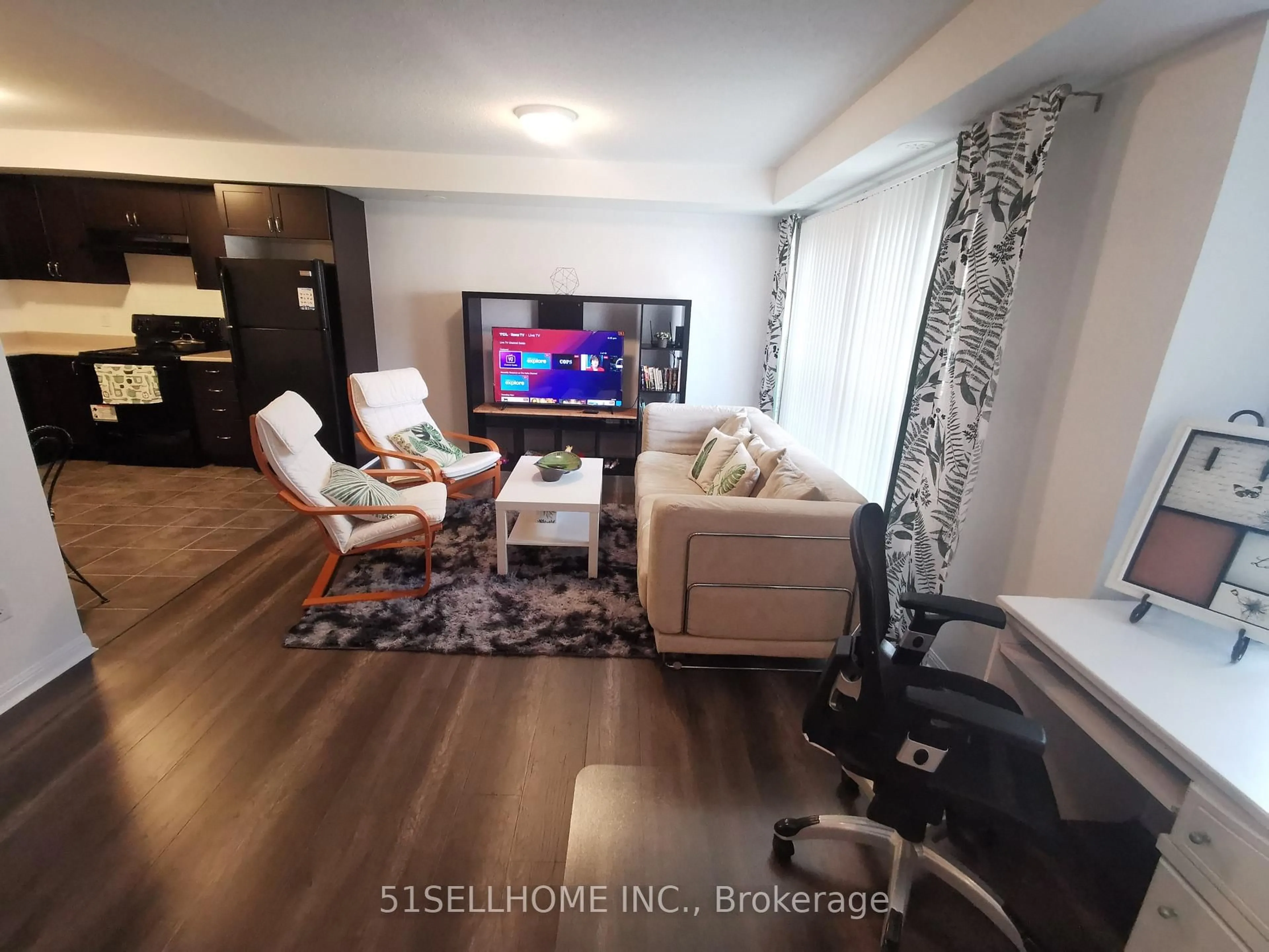 Living room with furniture, wood/laminate floor for 2891 Rio Crt #97, Mississauga Ontario L5M 0S3