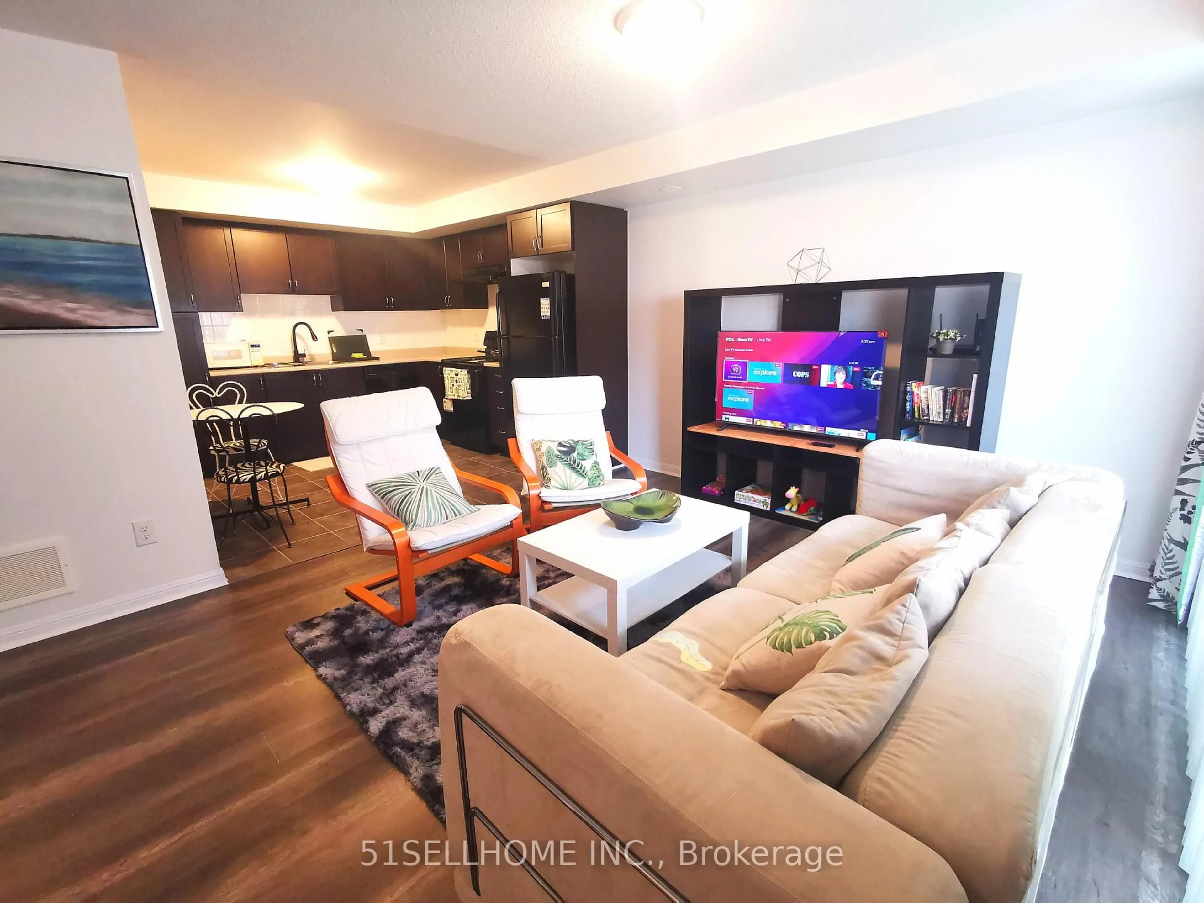 Living room with furniture, wood/laminate floor for 2891 Rio Crt #97, Mississauga Ontario L5M 0S3