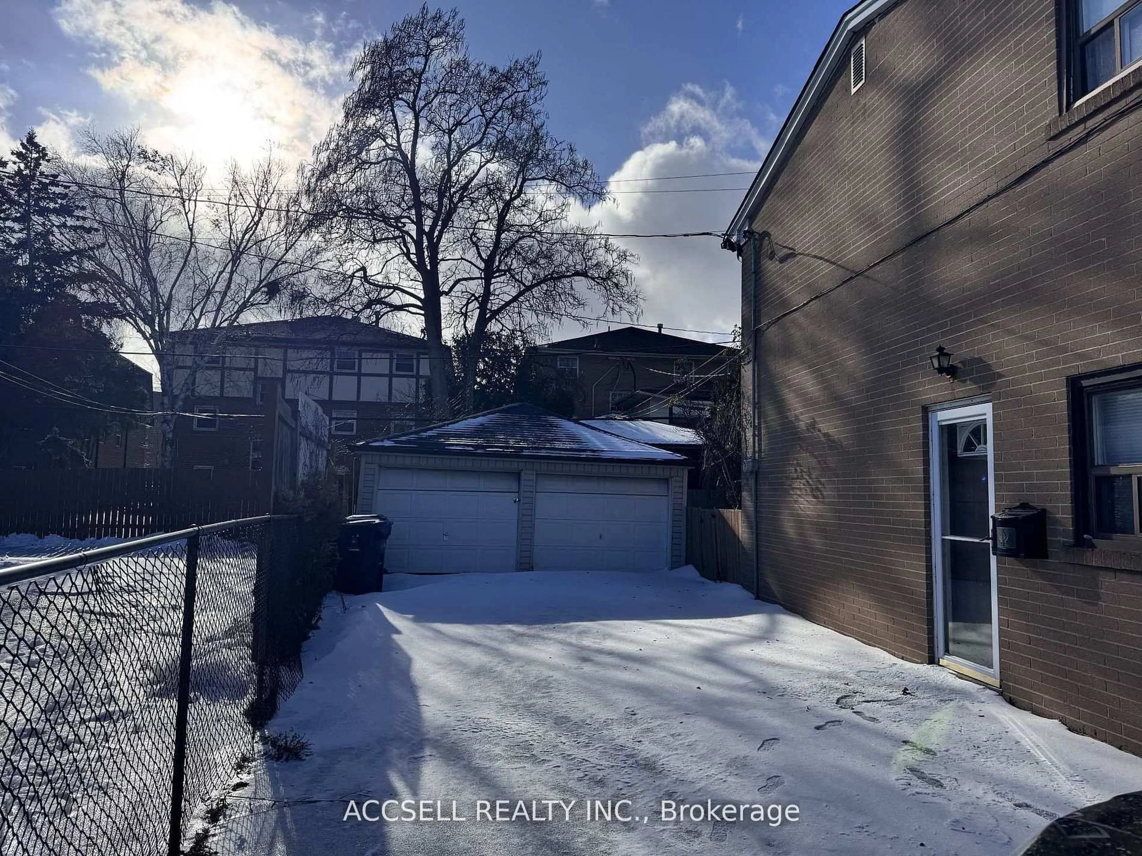 A pic from outside/outdoor area/front of a property/back of a property/a pic from drone, street for 105 Kingsview Blvd, Toronto Ontario M9R 1V4