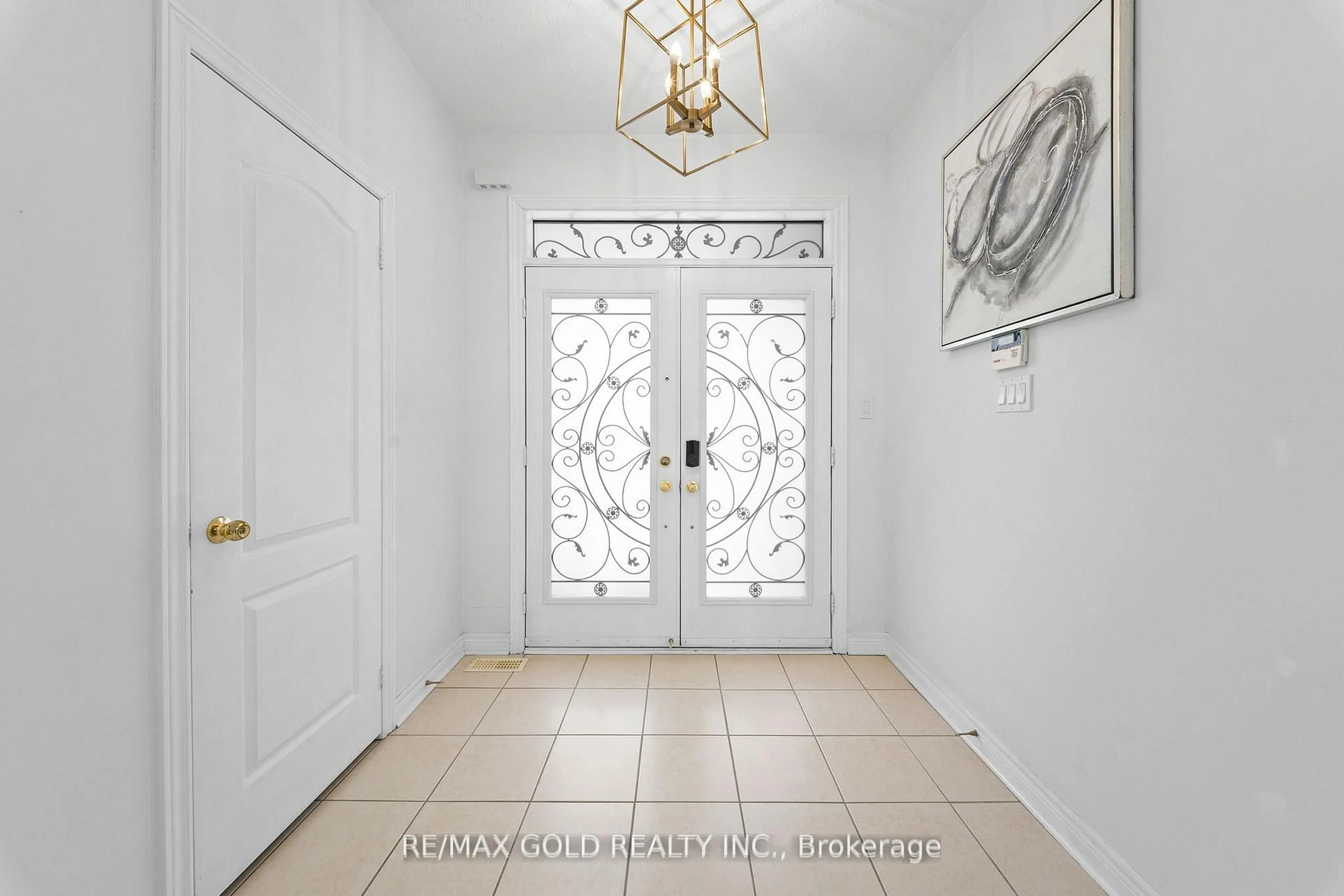 Indoor entryway for 36 Ocean Ridge Dr, Brampton Ontario L6R 3K5