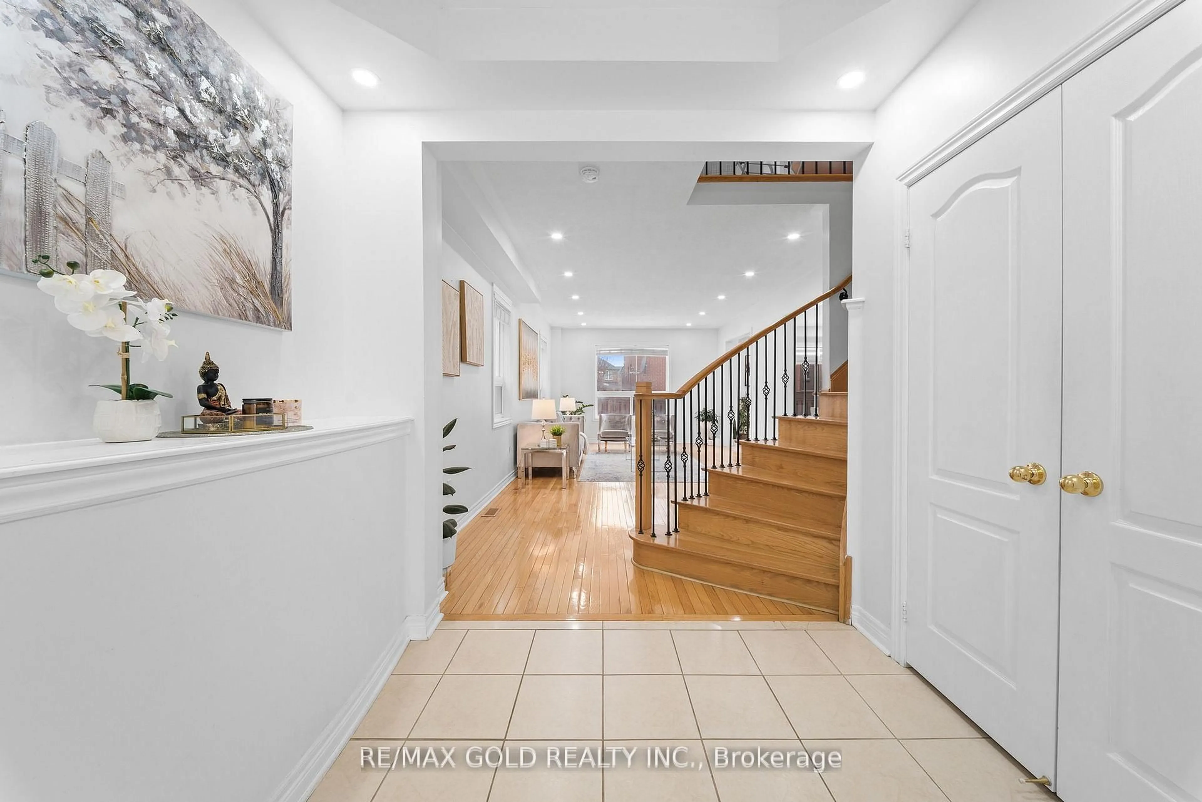 Indoor foyer for 36 Ocean Ridge Dr, Brampton Ontario L6R 3K5