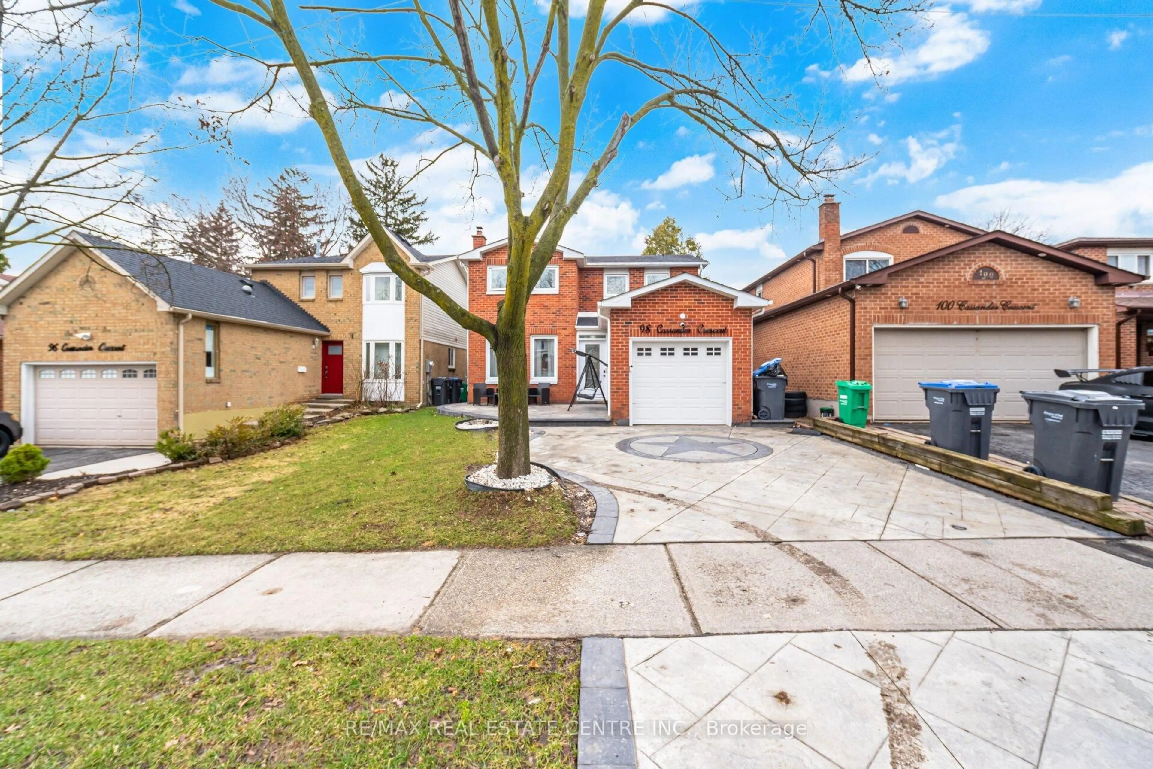 A pic from outside/outdoor area/front of a property/back of a property/a pic from drone, street for 98 Cassander Cres, Brampton Ontario L6Z 1Z2