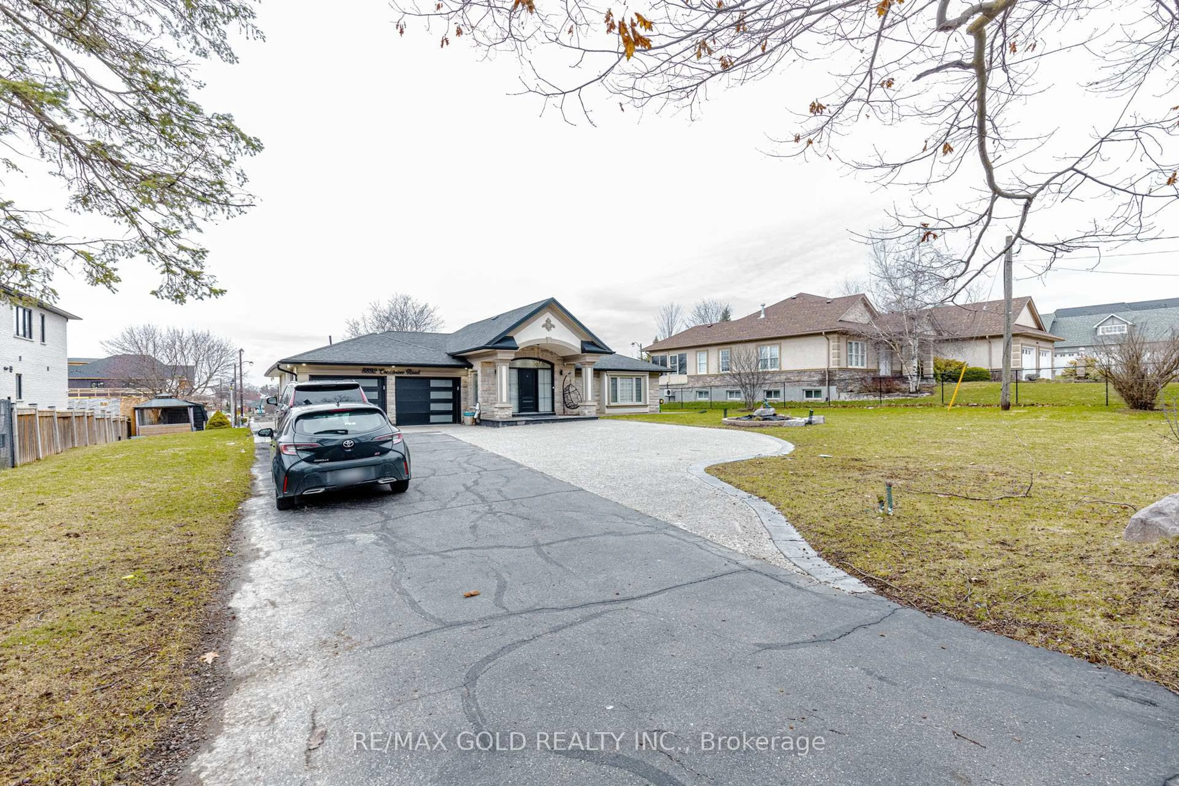 A pic from outside/outdoor area/front of a property/back of a property/a pic from drone, street for 8892 Creditview Rd, Brampton Ontario L6Y 0G4