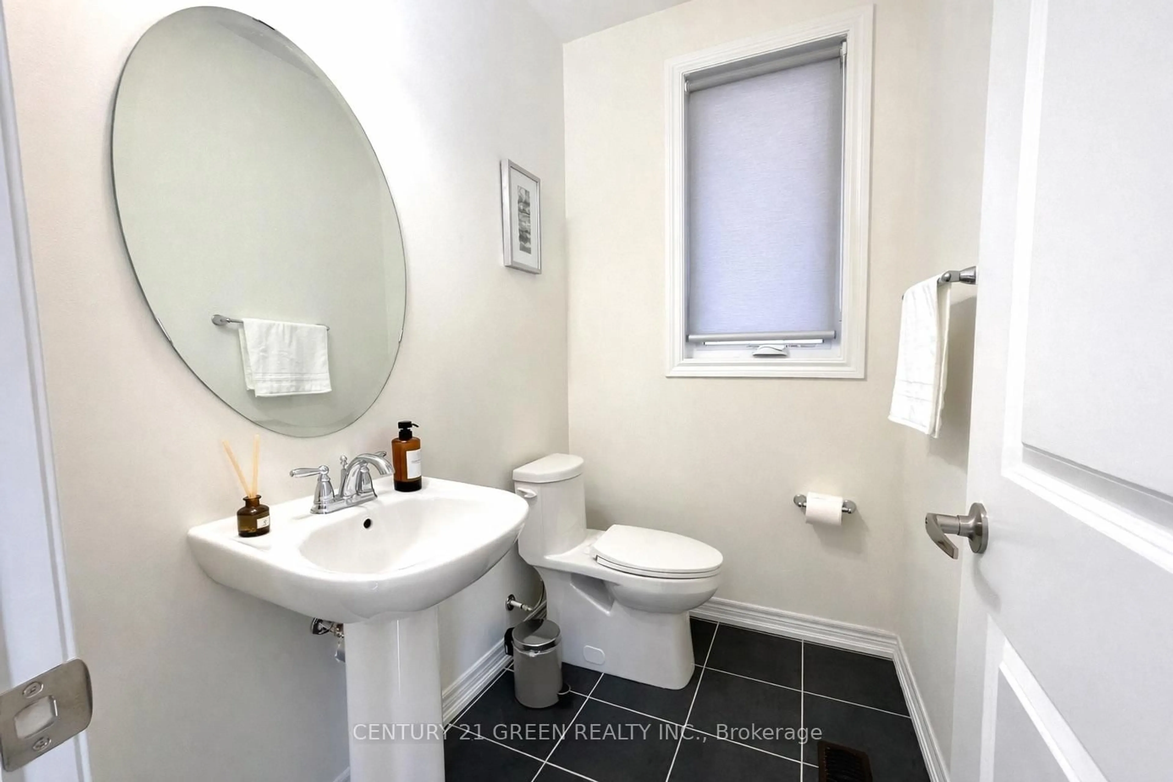 Standard bathroom, ceramic/tile floor for 39 Action Dr, Brampton Ontario L7A 5B2