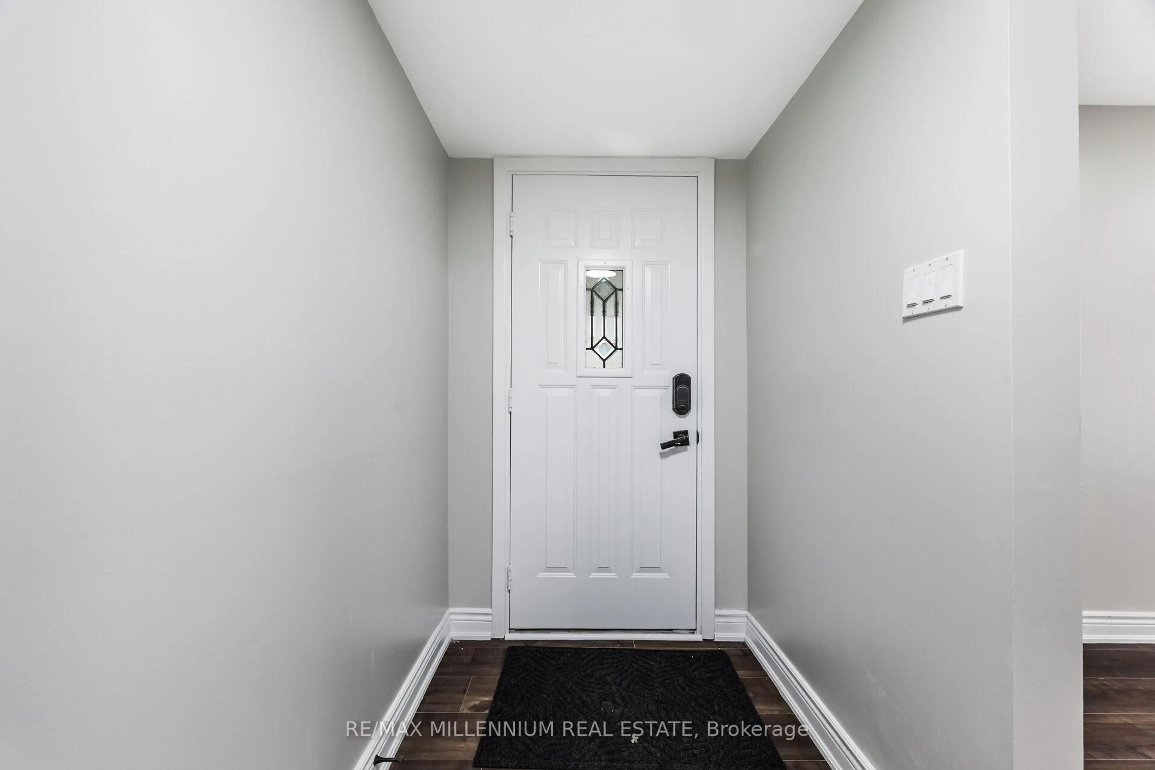Indoor entryway for 11 Beechwood Cres, Brampton Ontario L6T 1X9