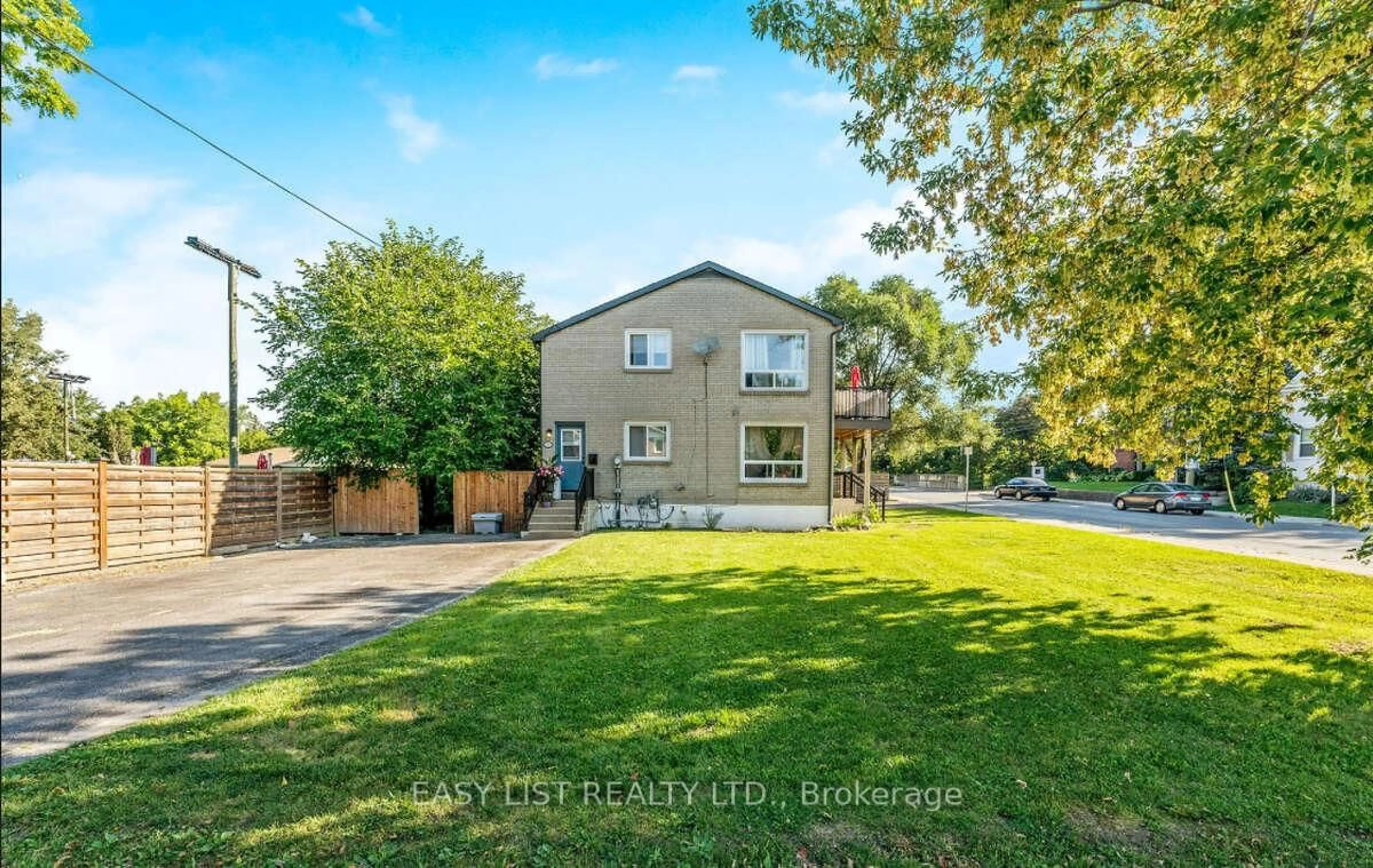 A pic from outside/outdoor area/front of a property/back of a property/a pic from drone, street for 55 Commercial St, Milton Ontario L9T 2H6