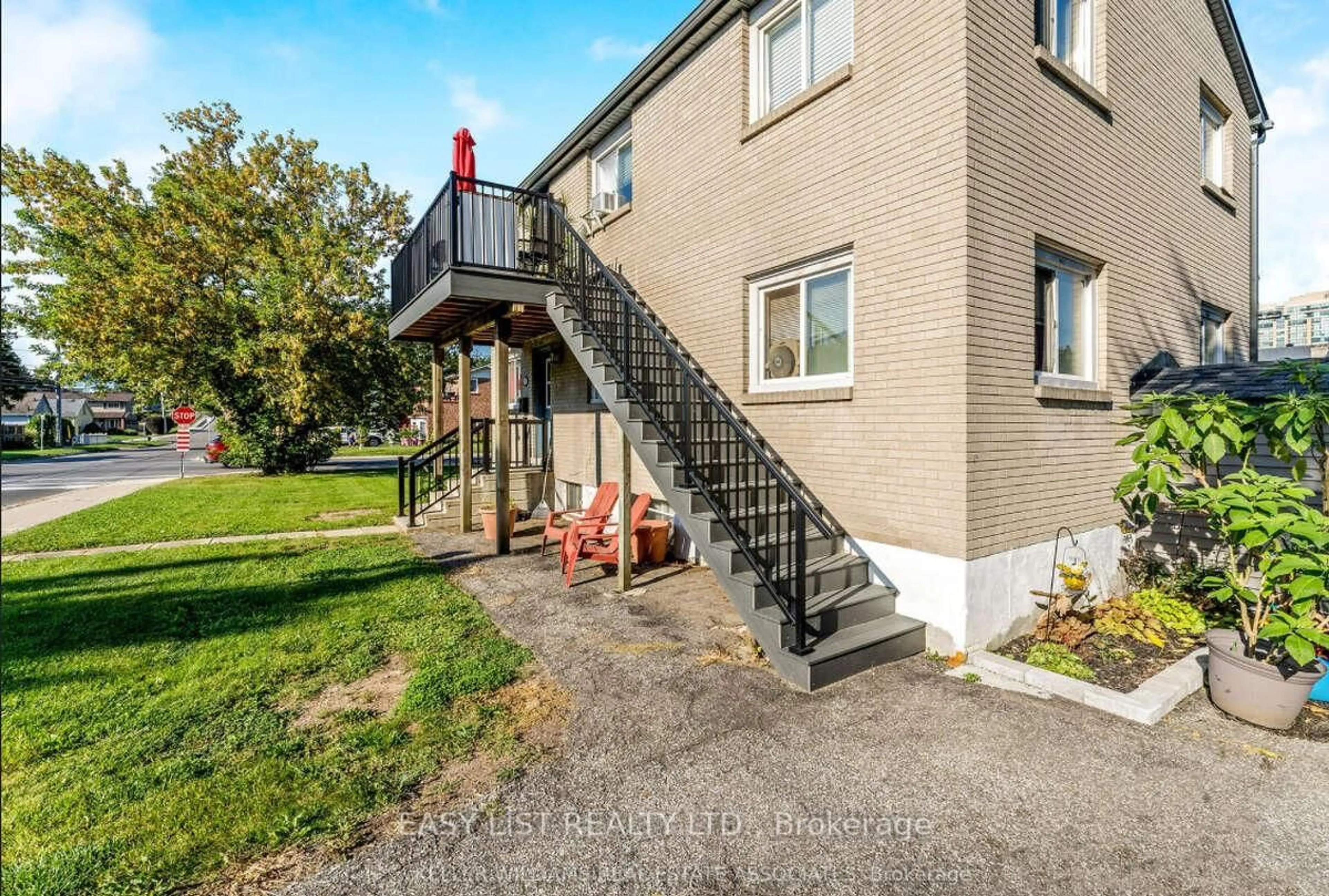 Patio, building for 55 Commercial St, Milton Ontario L9T 2H6