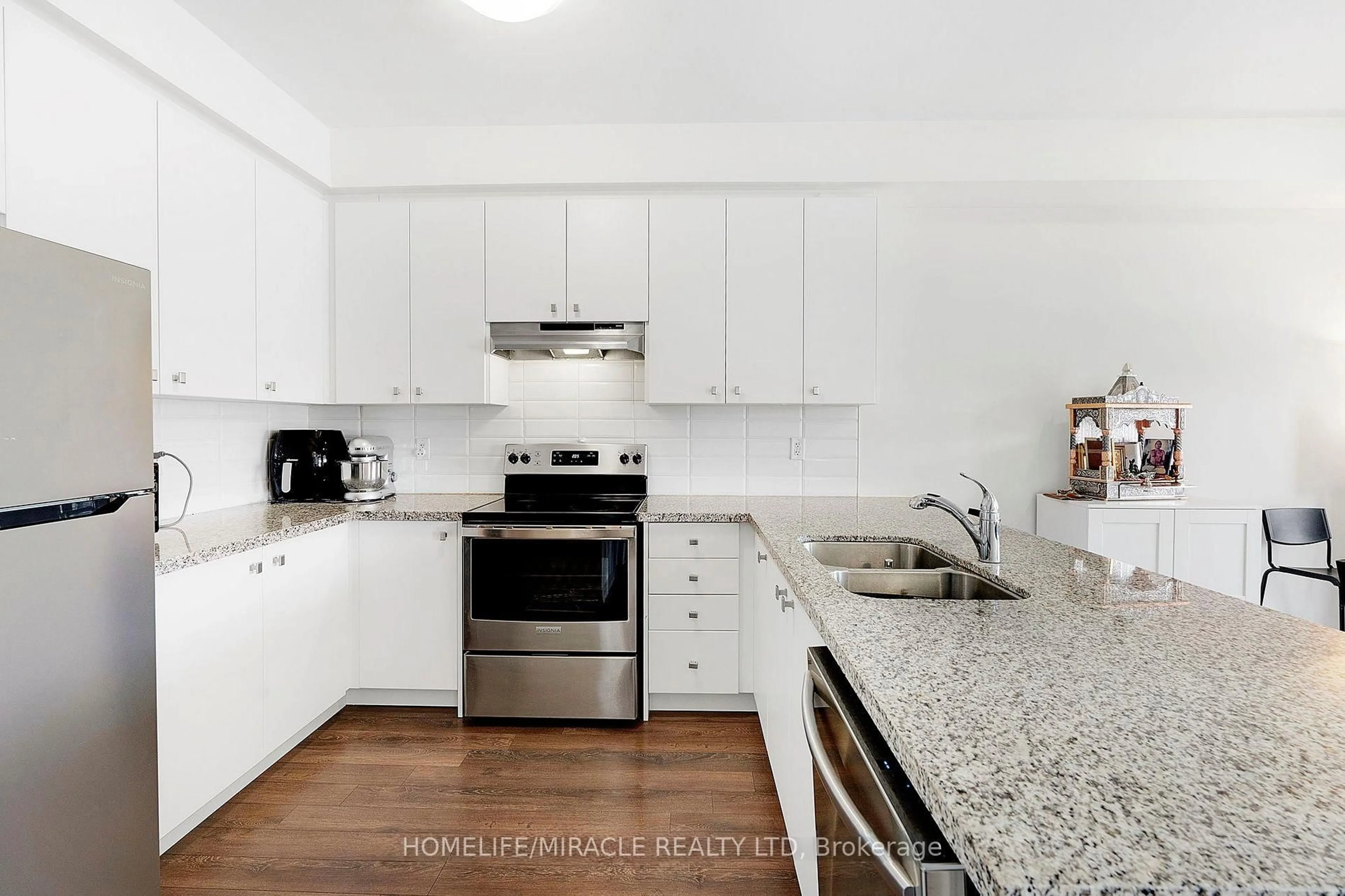 Standard kitchen, ceramic/tile floor for 26 Haydrop Rd, Brampton Ontario L6P 4P2