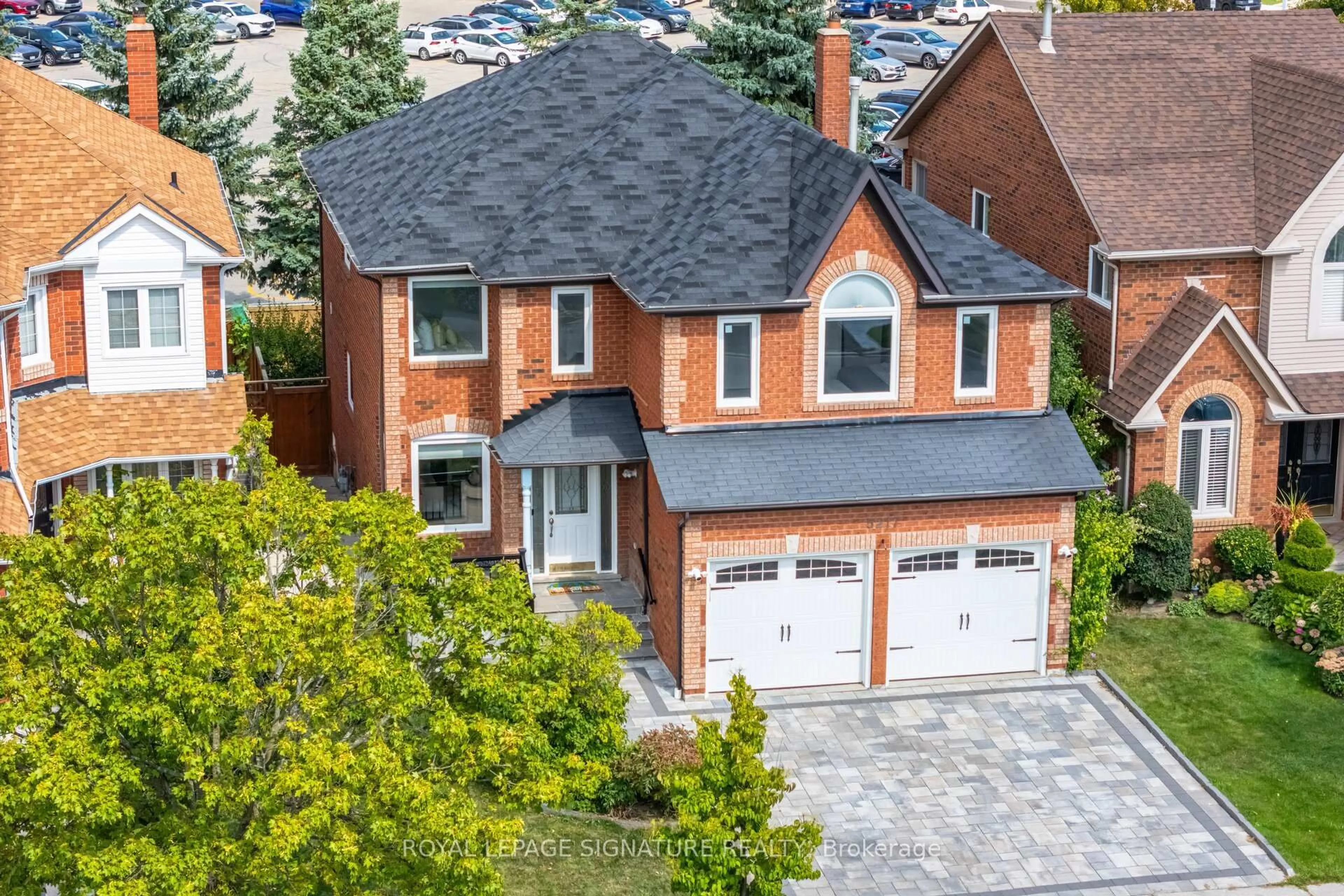 A pic from outside/outdoor area/front of a property/back of a property/a pic from drone, street for 5217 Fallingbrook Dr, Mississauga Ontario L5V 1N7