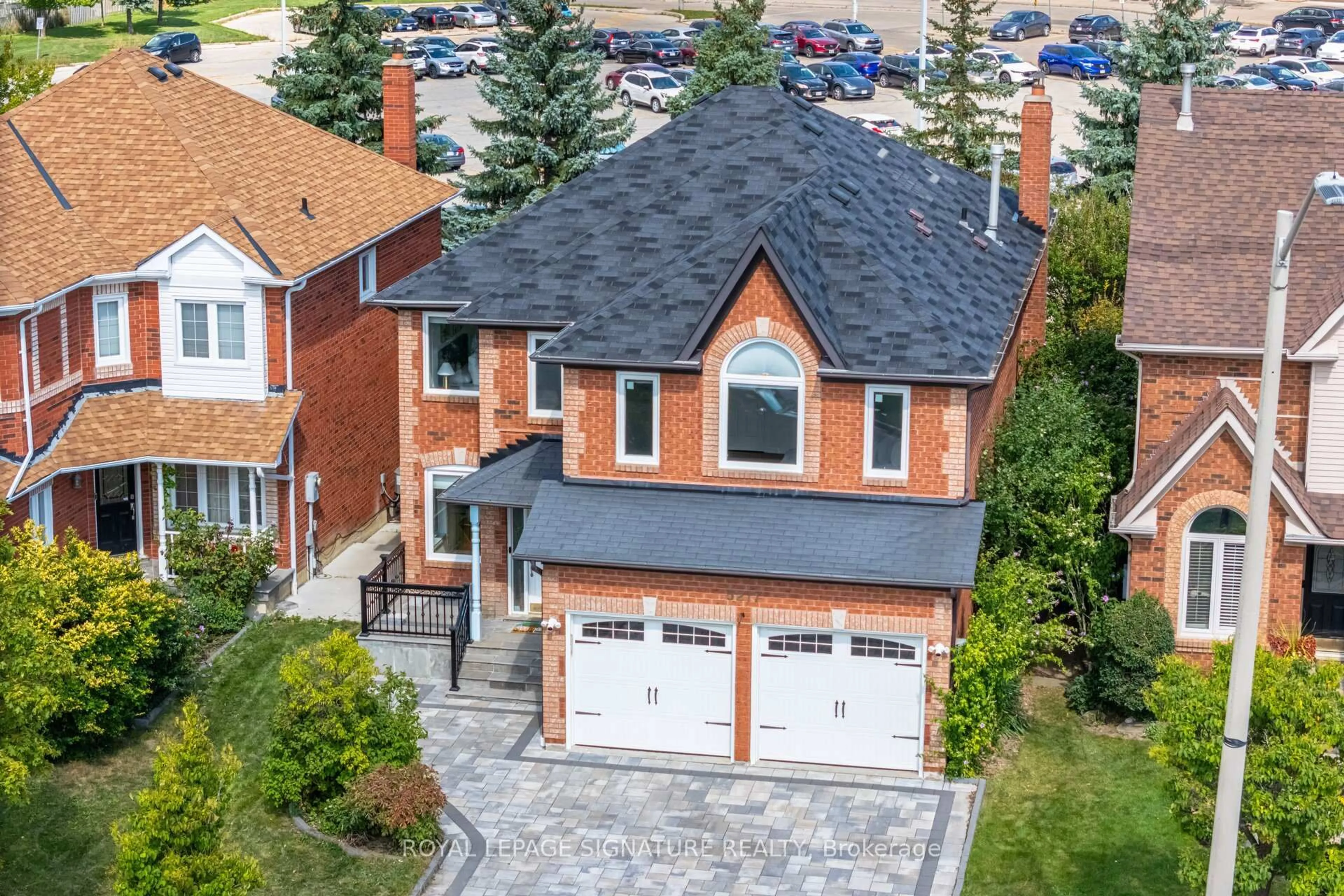 A pic from outside/outdoor area/front of a property/back of a property/a pic from drone, street for 5217 Fallingbrook Dr, Mississauga Ontario L5V 1N7