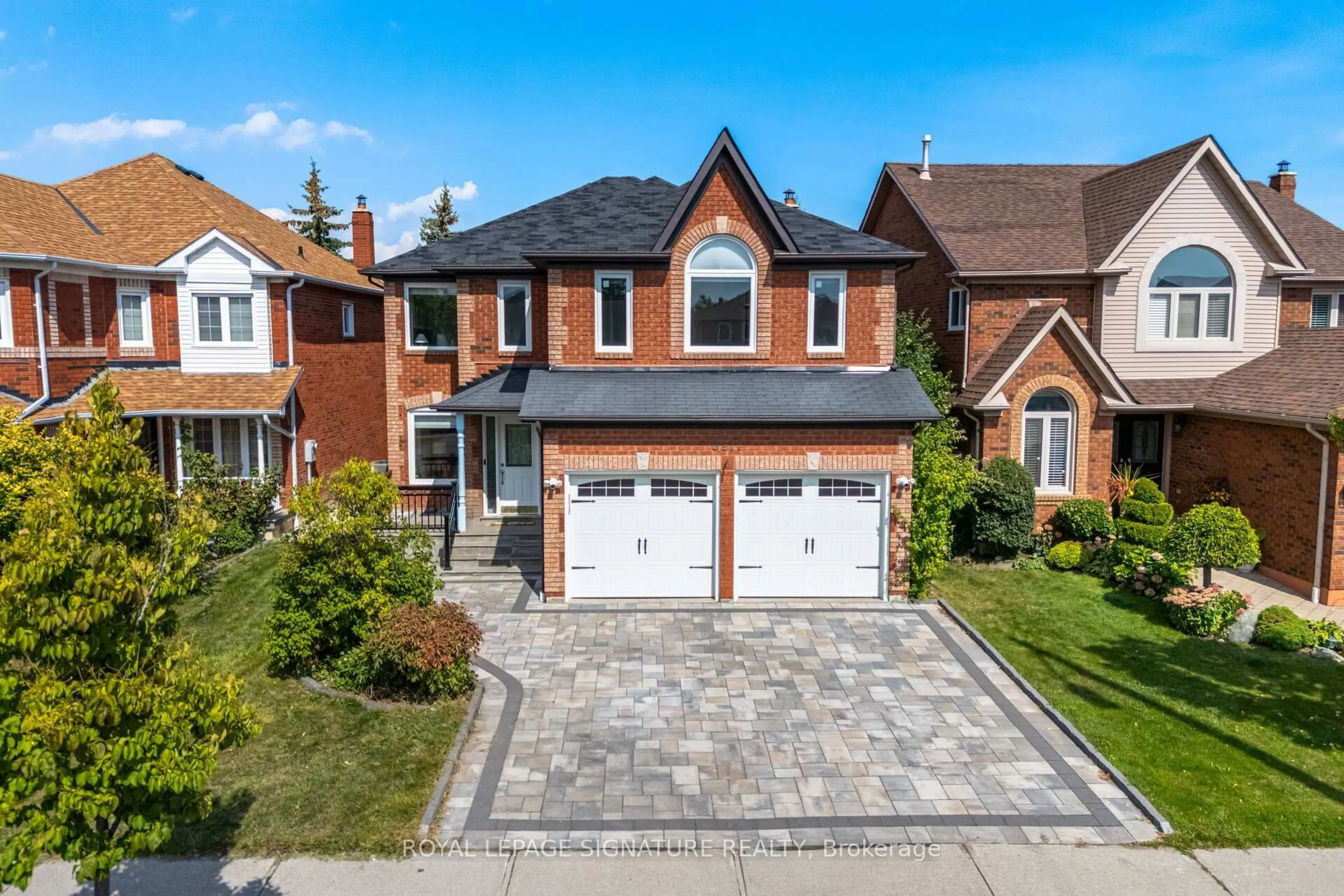 A pic from outside/outdoor area/front of a property/back of a property/a pic from drone, street for 5217 Fallingbrook Dr, Mississauga Ontario L5V 1N7