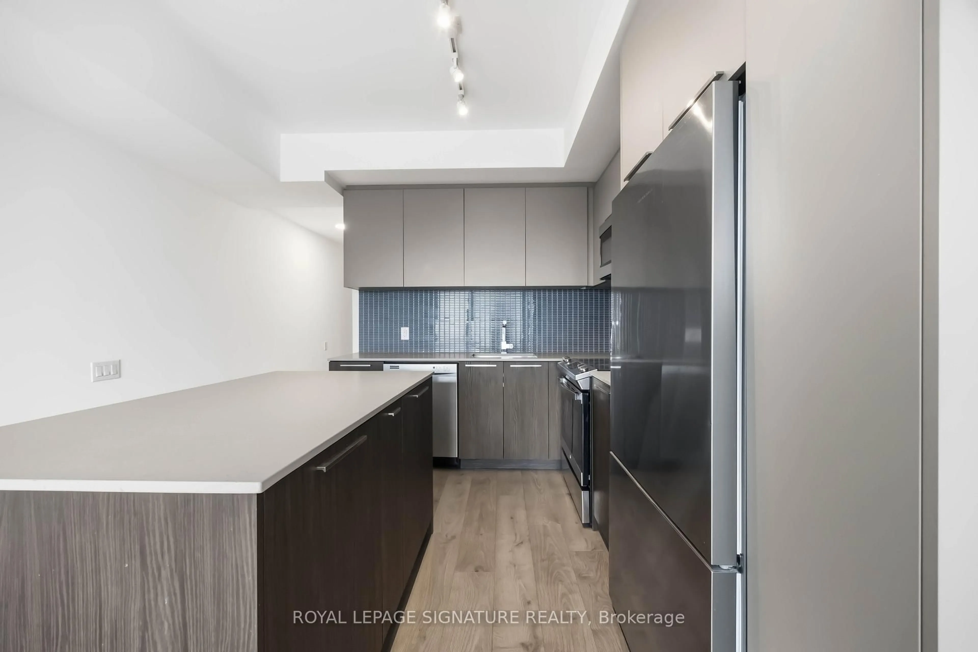 Standard kitchen, wood/laminate floor for 20 Brin Dr #604, Toronto Ontario M8X 0B2