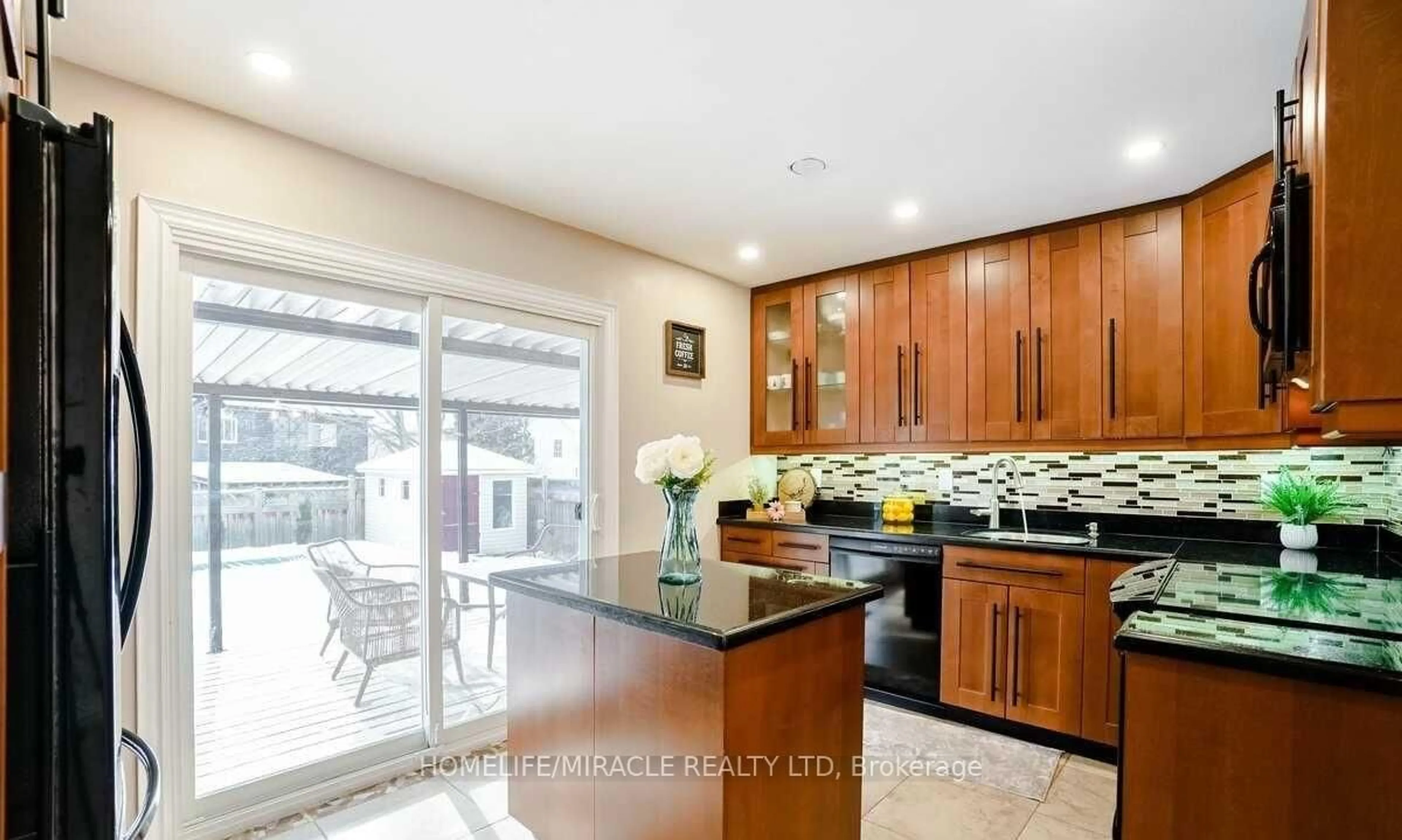 Open concept kitchen, ceramic/tile floor for 2 Cantrill Crt, Brampton Ontario L6Z 1A3