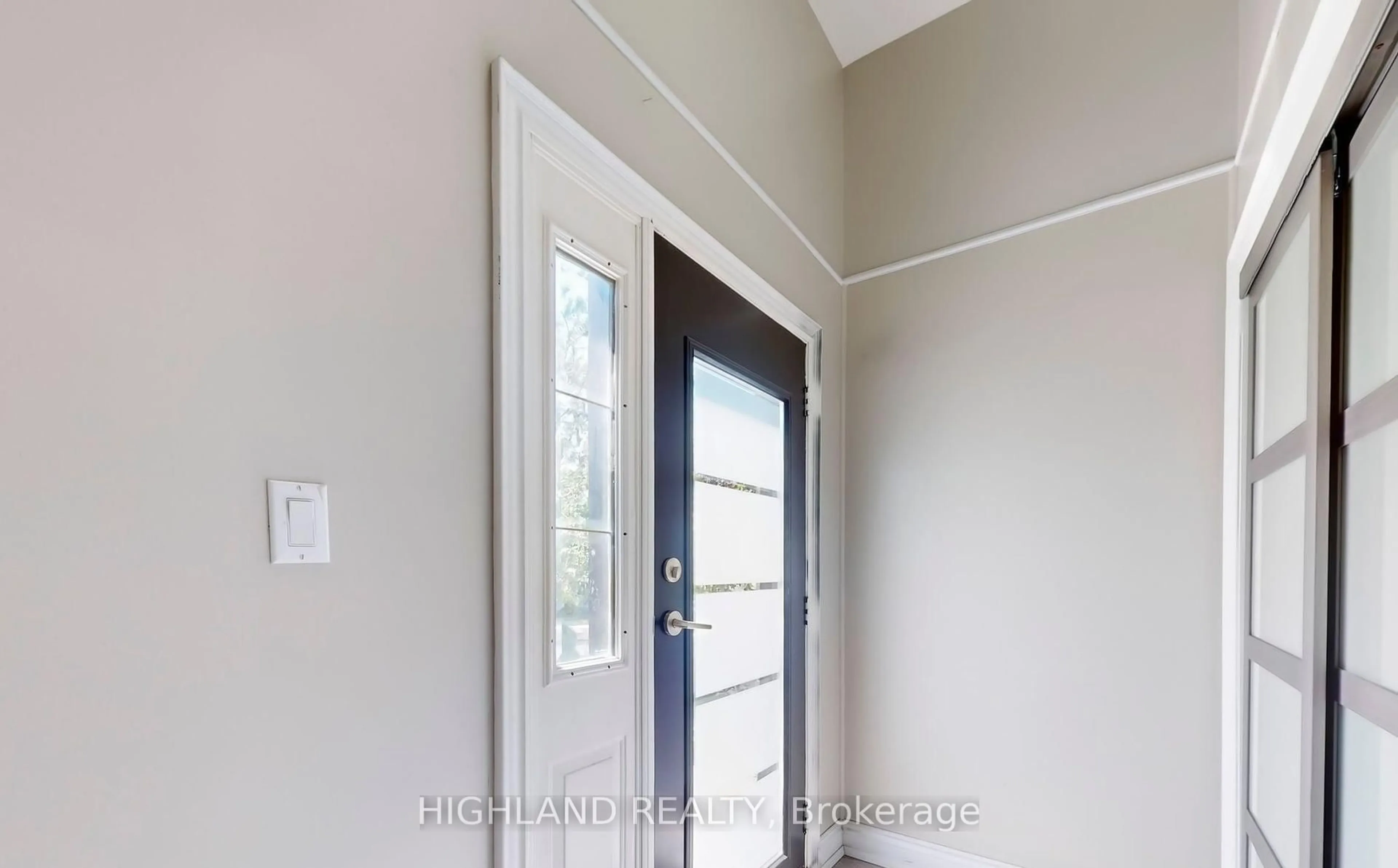 Indoor entryway for 1139 Shadeland Dr, Mississauga Ontario L5C 1P2