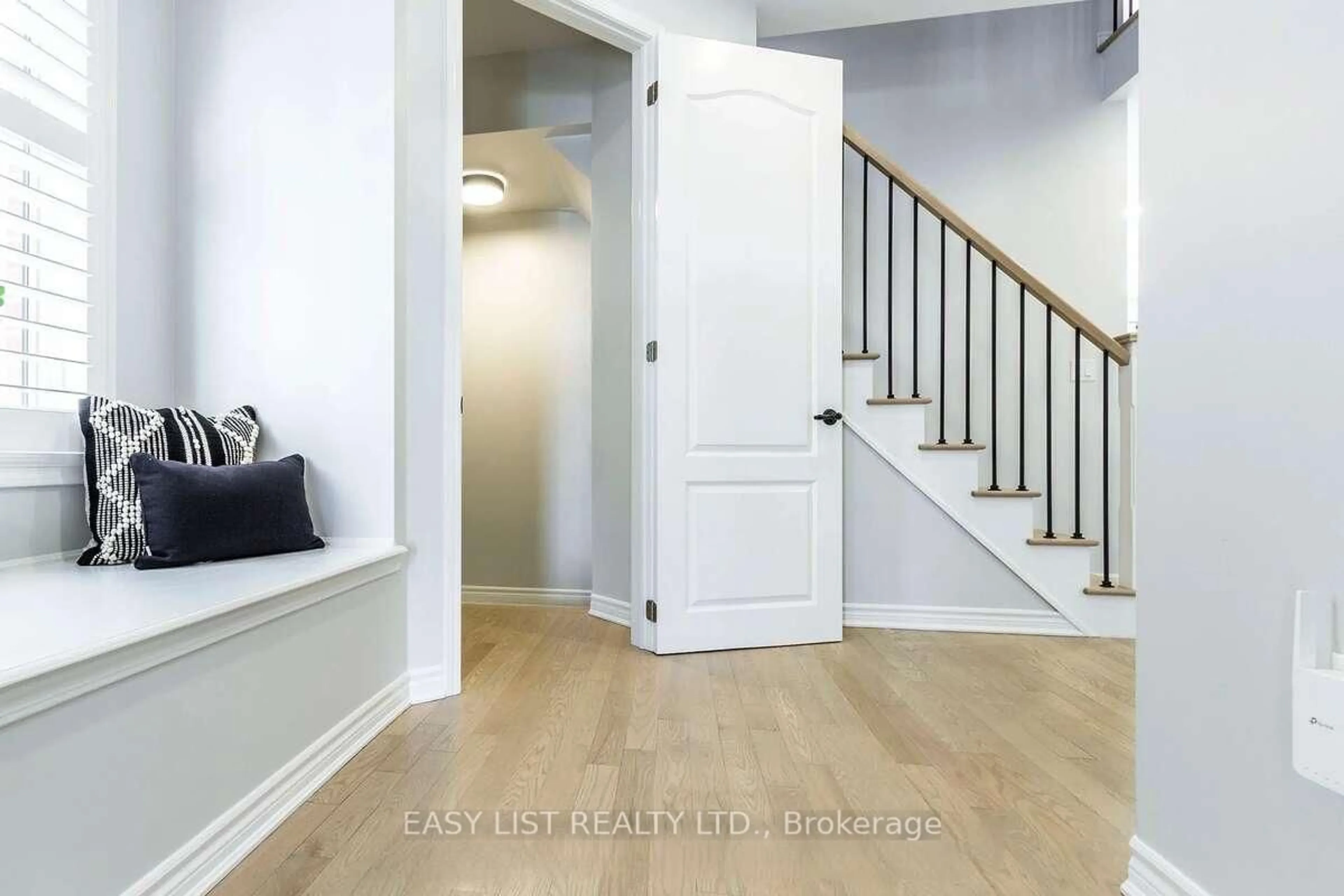 Indoor entryway for 868 Paupst Pl, Milton Ontario L9T 8S4