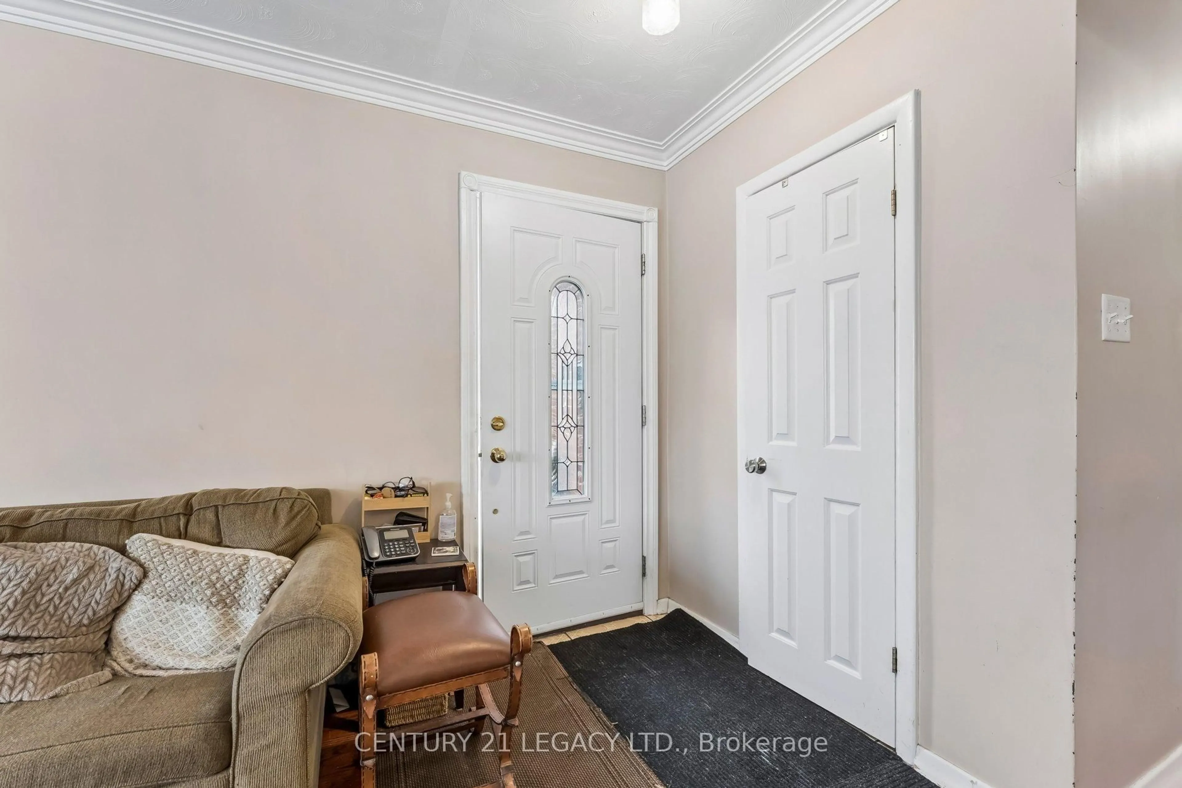 Indoor entryway for 34 Cumberland Dr, Brampton Ontario L6V 1W6