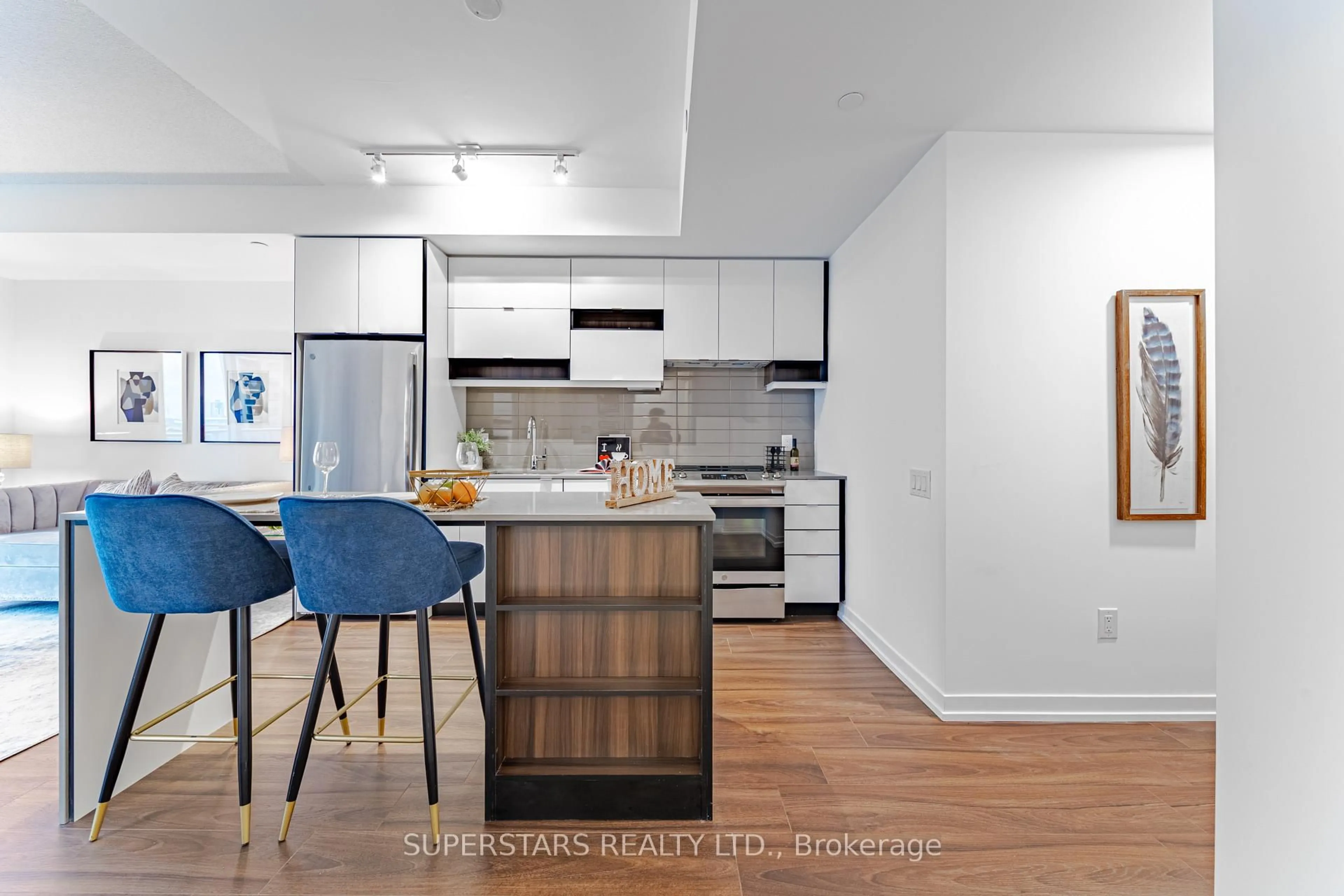 Open concept kitchen, unknown for 4065 Confederation Pkwy #807, Mississauga Ontario L5B 0L4