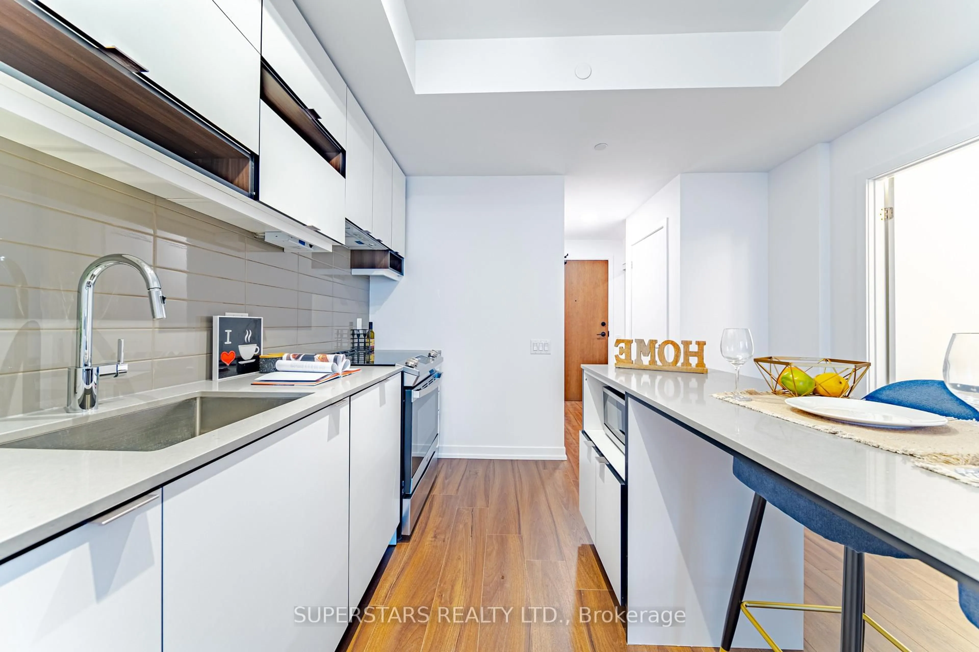 Standard kitchen, unknown for 4065 Confederation Pkwy #807, Mississauga Ontario L5B 0L4