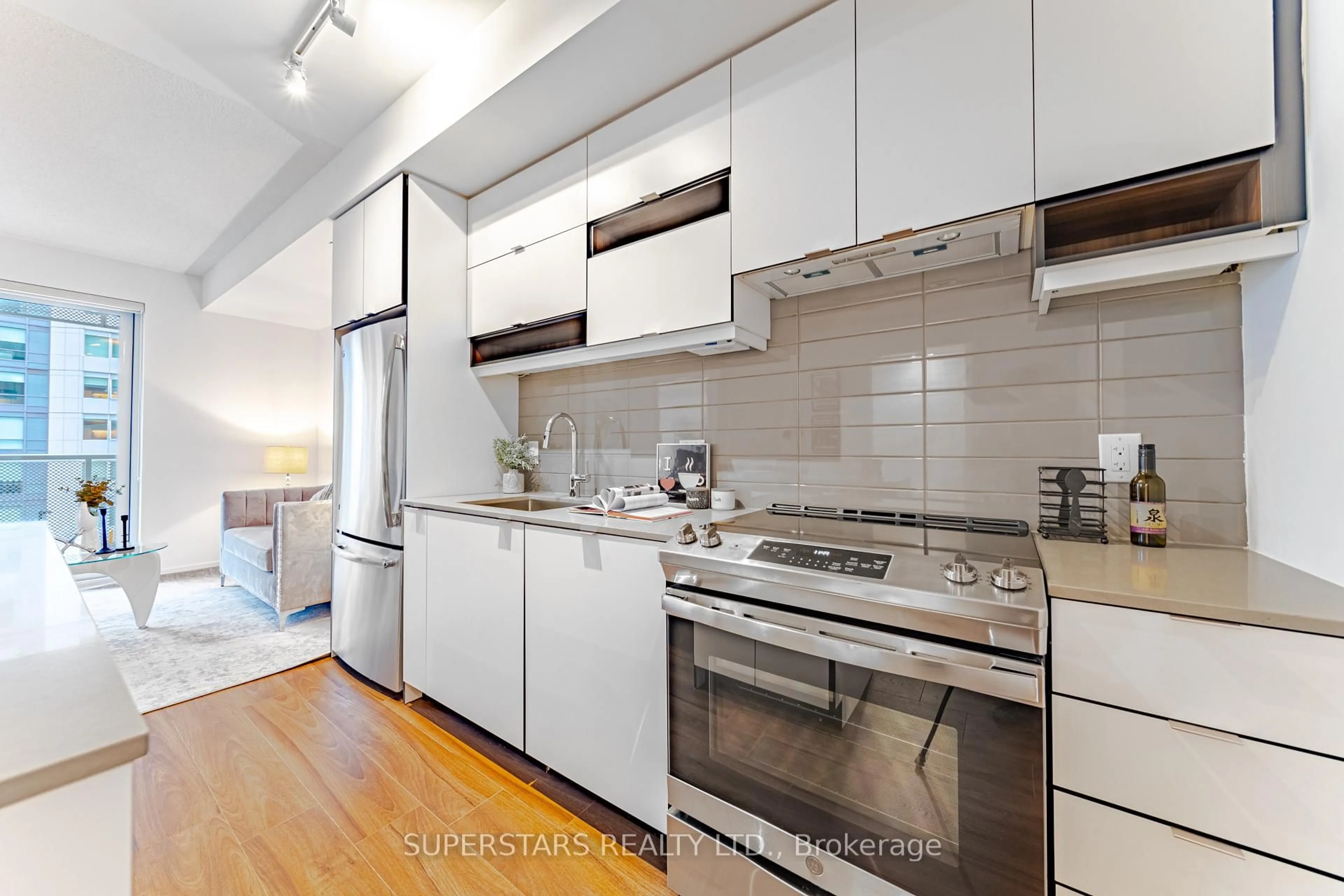 Standard kitchen, unknown for 4065 Confederation Pkwy #807, Mississauga Ontario L5B 0L4