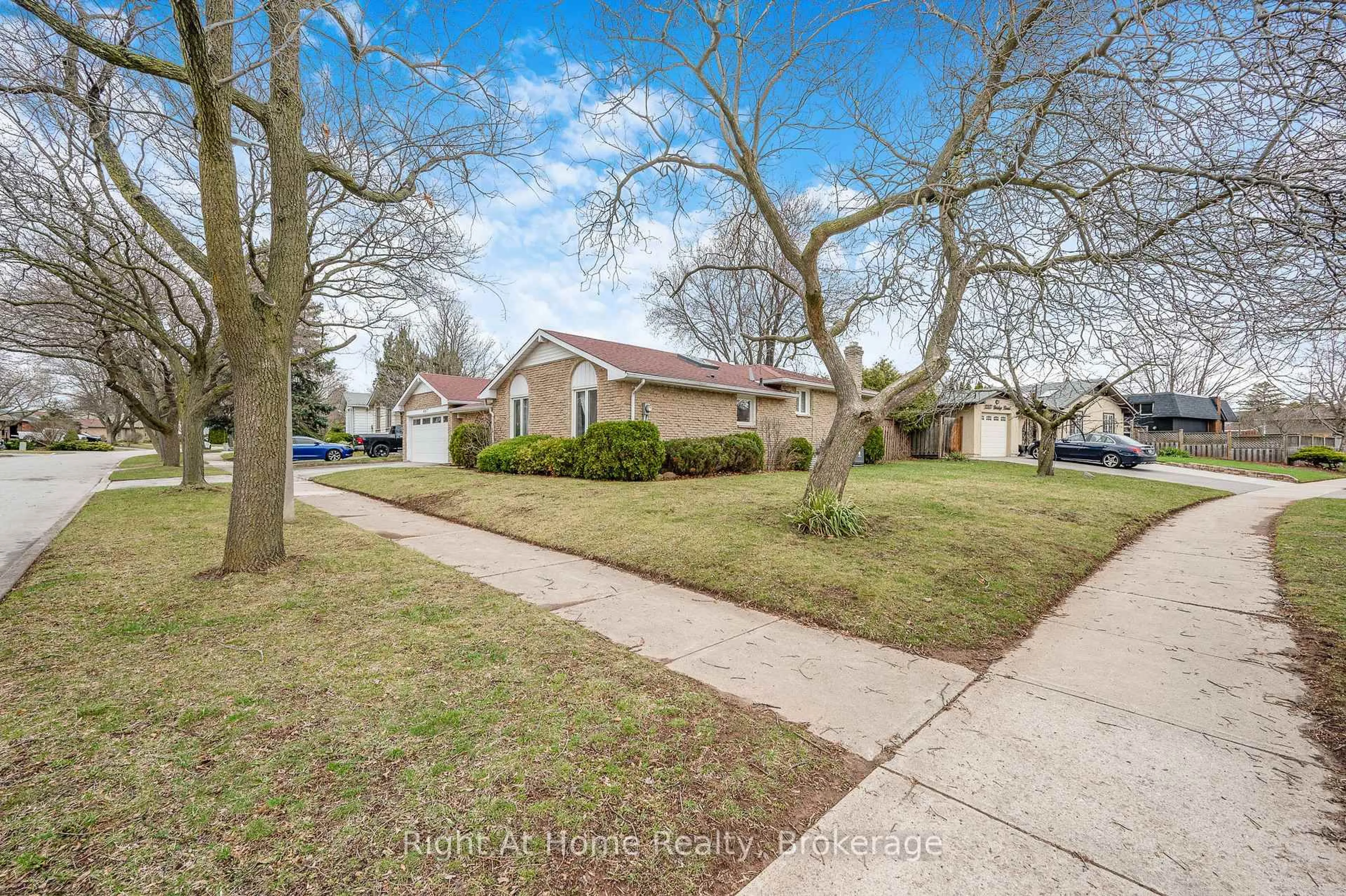 A pic from outside/outdoor area/front of a property/back of a property/a pic from drone, street for 467 VANGUARD Cres, Oakville Ontario L6L 5G6