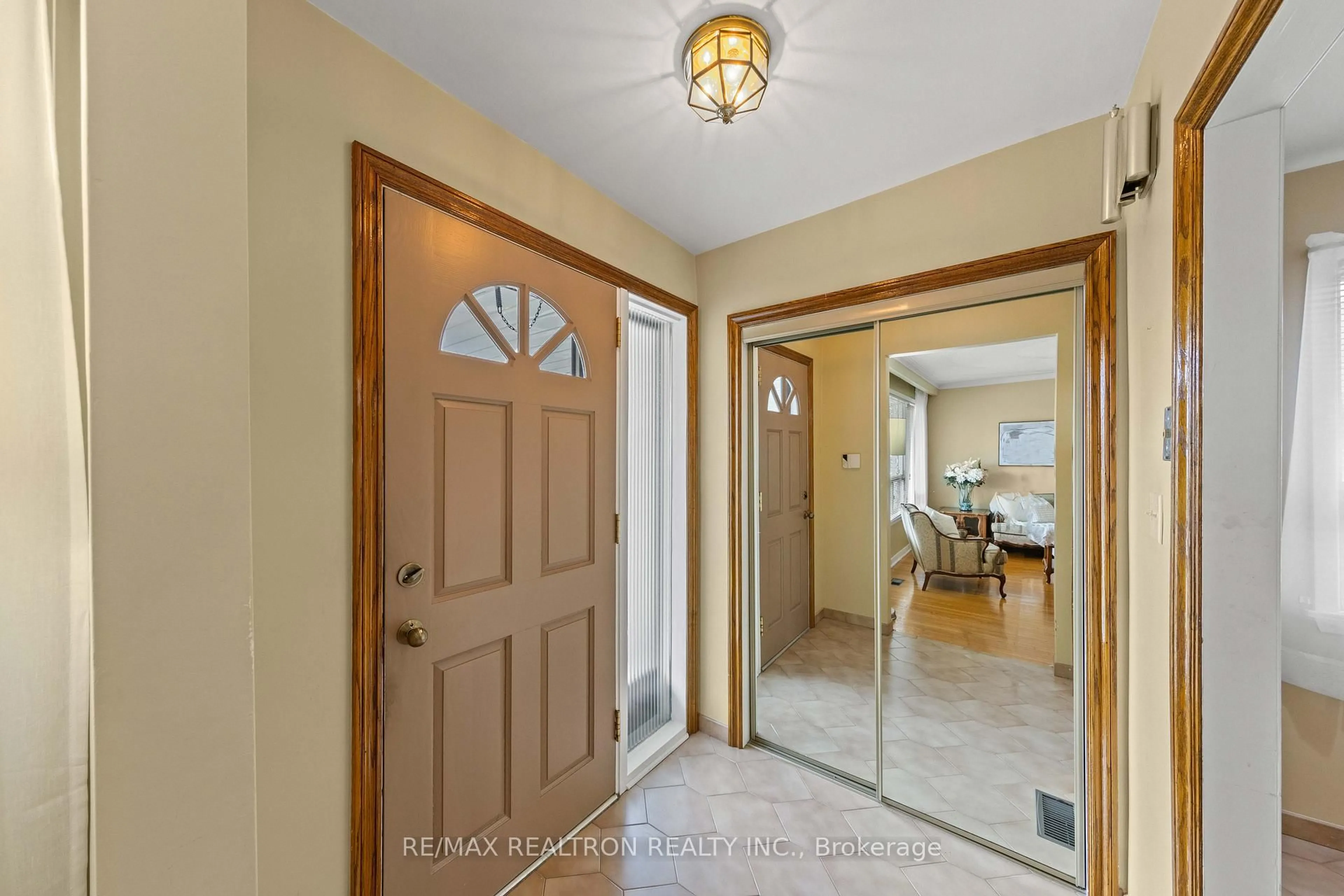 Indoor entryway for 1144 Glengrove Ave, Toronto Ontario M6B 2K4