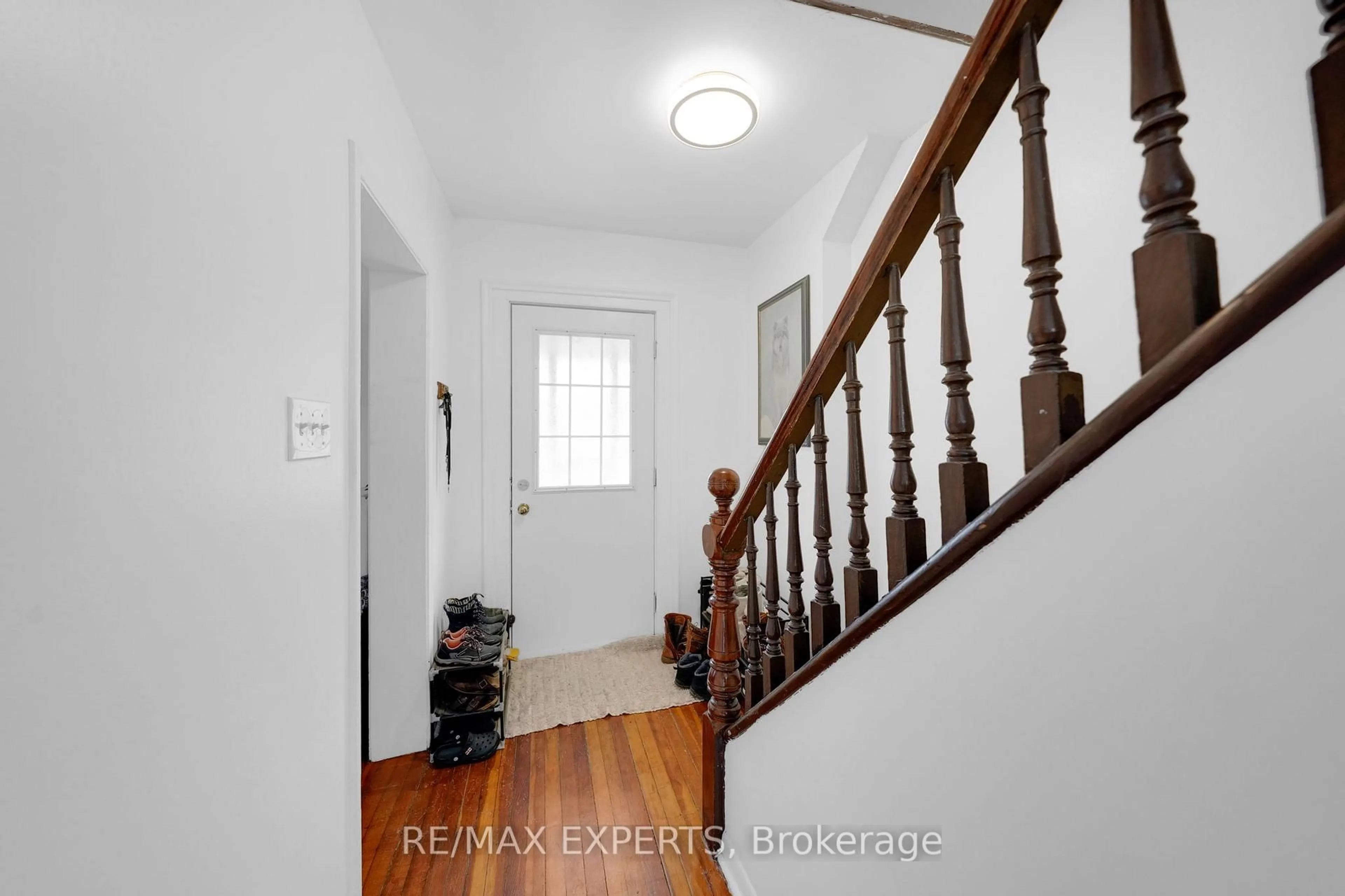 Indoor foyer for 38 Wellington St, Orangeville Ontario L9W 2L5