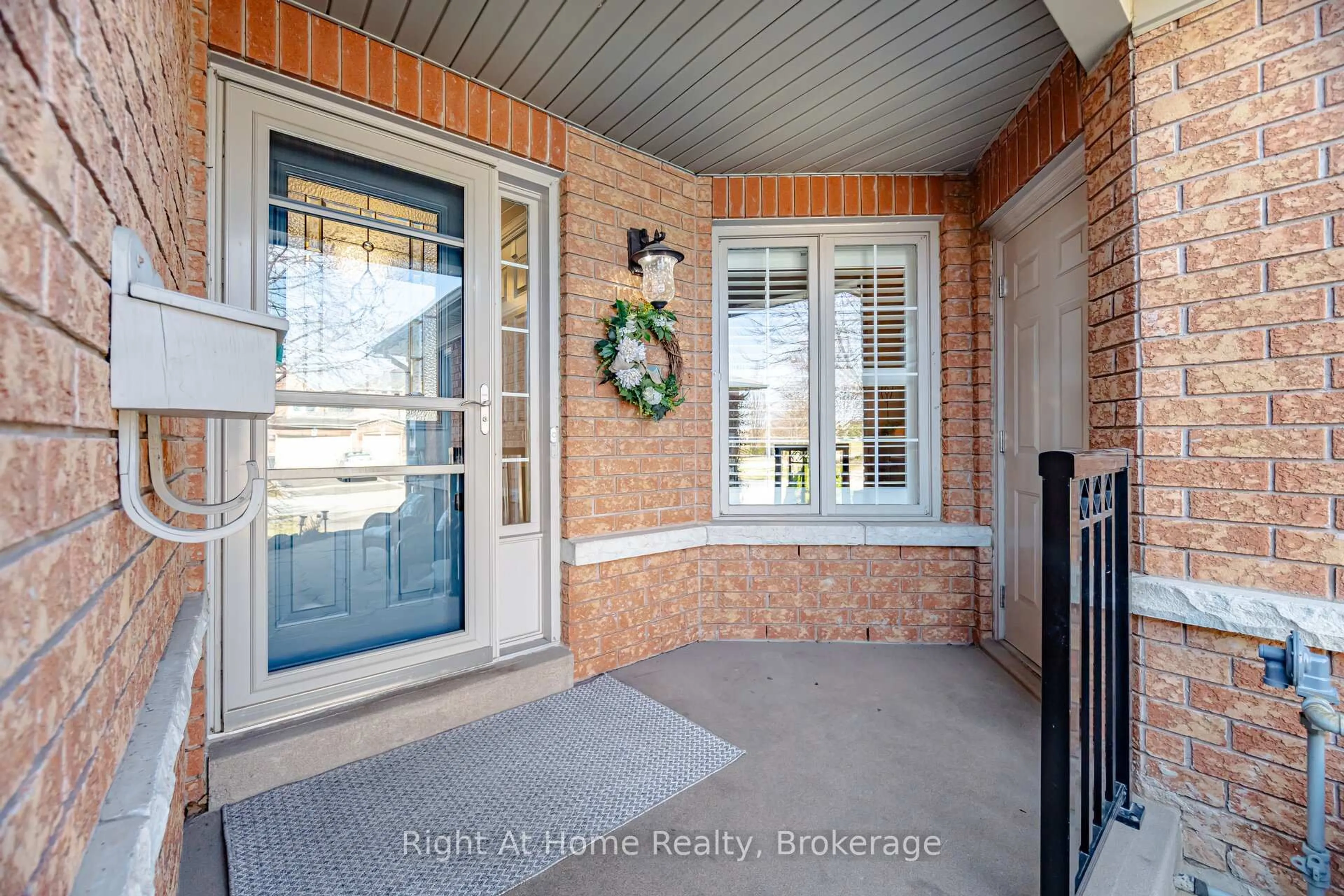 Indoor entryway for 2956 Glover Lane, Burlington Ontario L7M 4K6